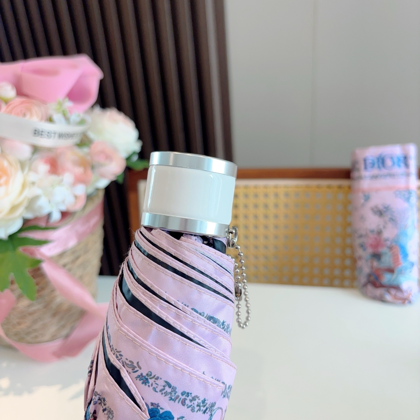  DIOR （迪奥） 五折手开折叠伞 超轻口袋 仅18cm  热卖款 时尚指数爆表 无论晴天雨天使用都相