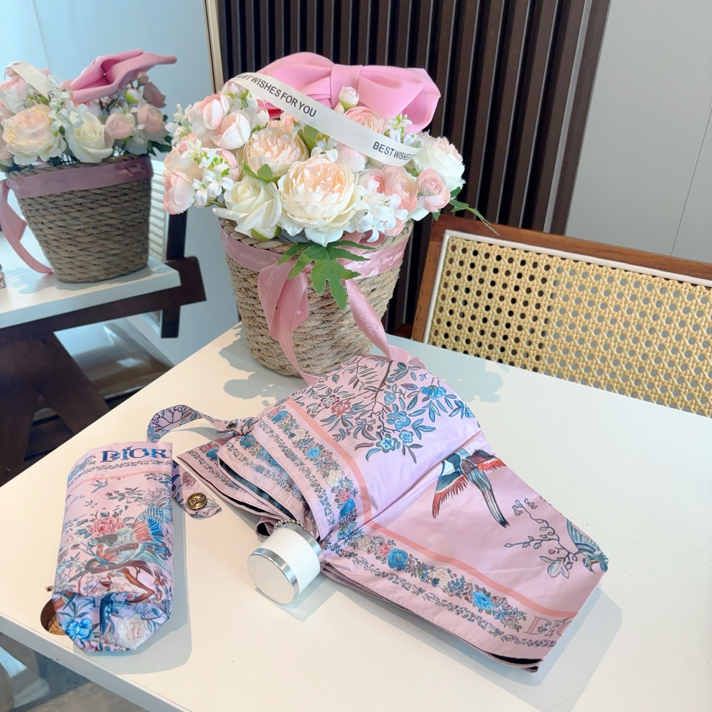  DIOR （迪奥） 五折手开折叠伞 超轻口袋 仅18cm  热卖款 时尚指数爆表 无论晴天雨天使用都相