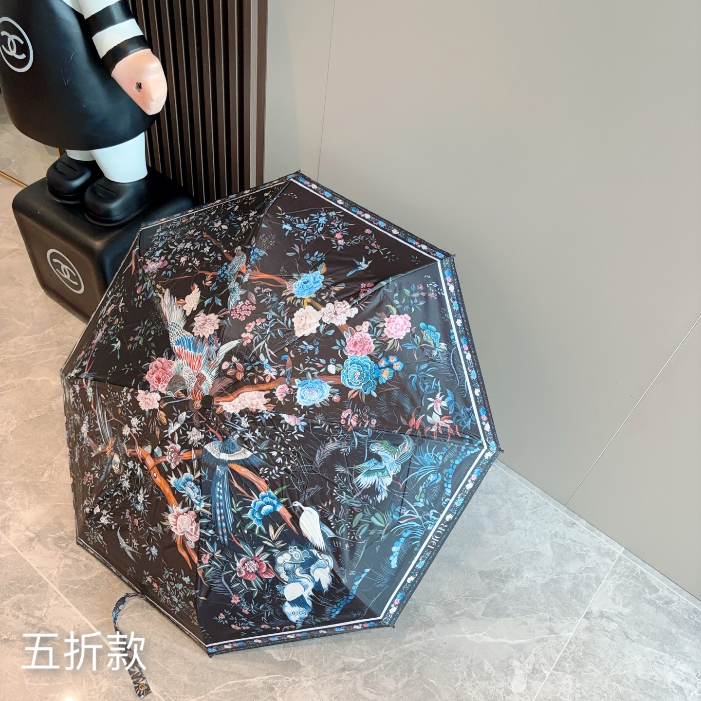 DIOR （迪奥） 五折手开折叠伞 超轻口袋 仅18cm  热卖款 时尚指数爆表 无论晴天雨天使用都相