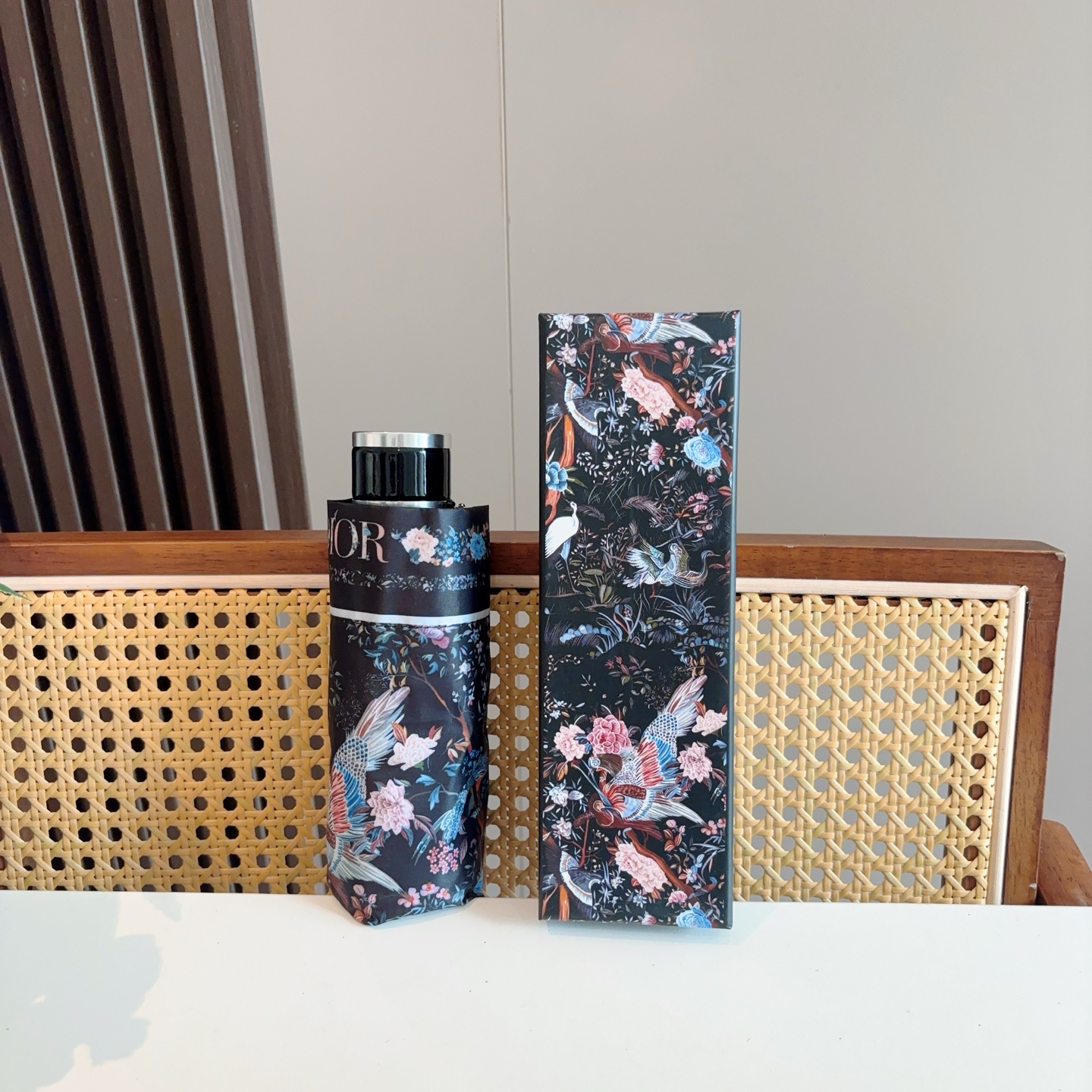  DIOR （迪奥） 五折手开折叠伞 超轻口袋 仅18cm  热卖款 时尚指数爆表 无论晴天雨天使用都相