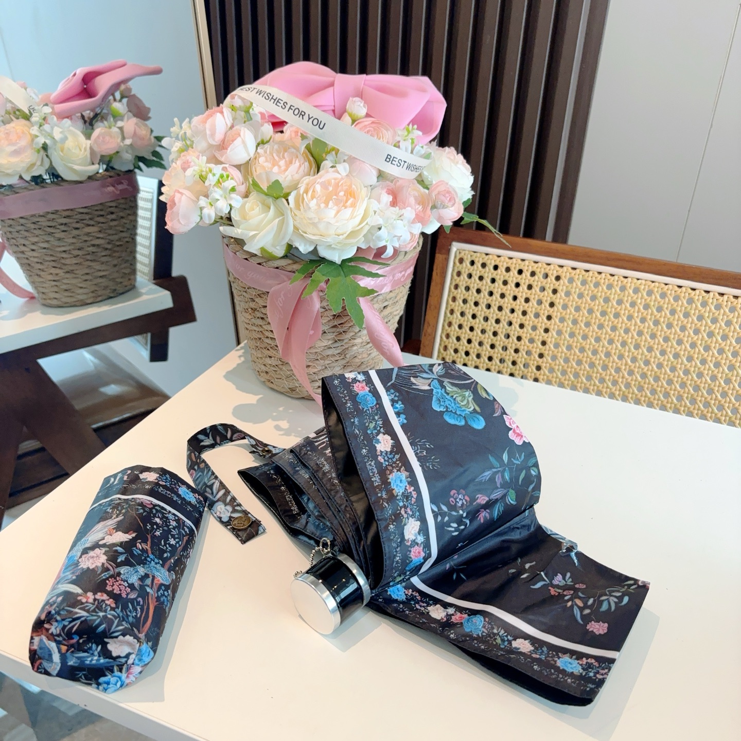  DIOR （迪奥） 五折手开折叠伞 超轻口袋 仅18cm  热卖款 时尚指数爆表 无论晴天雨天使用都相
