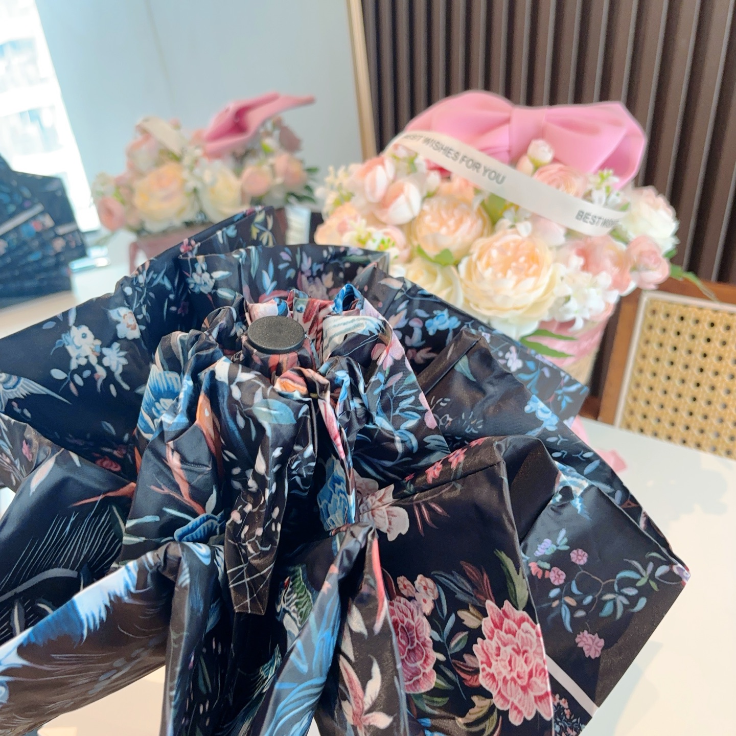  DIOR （迪奥） 五折手开折叠伞 超轻口袋 仅18cm  热卖款 时尚指数爆表 无论晴天雨天使用都相