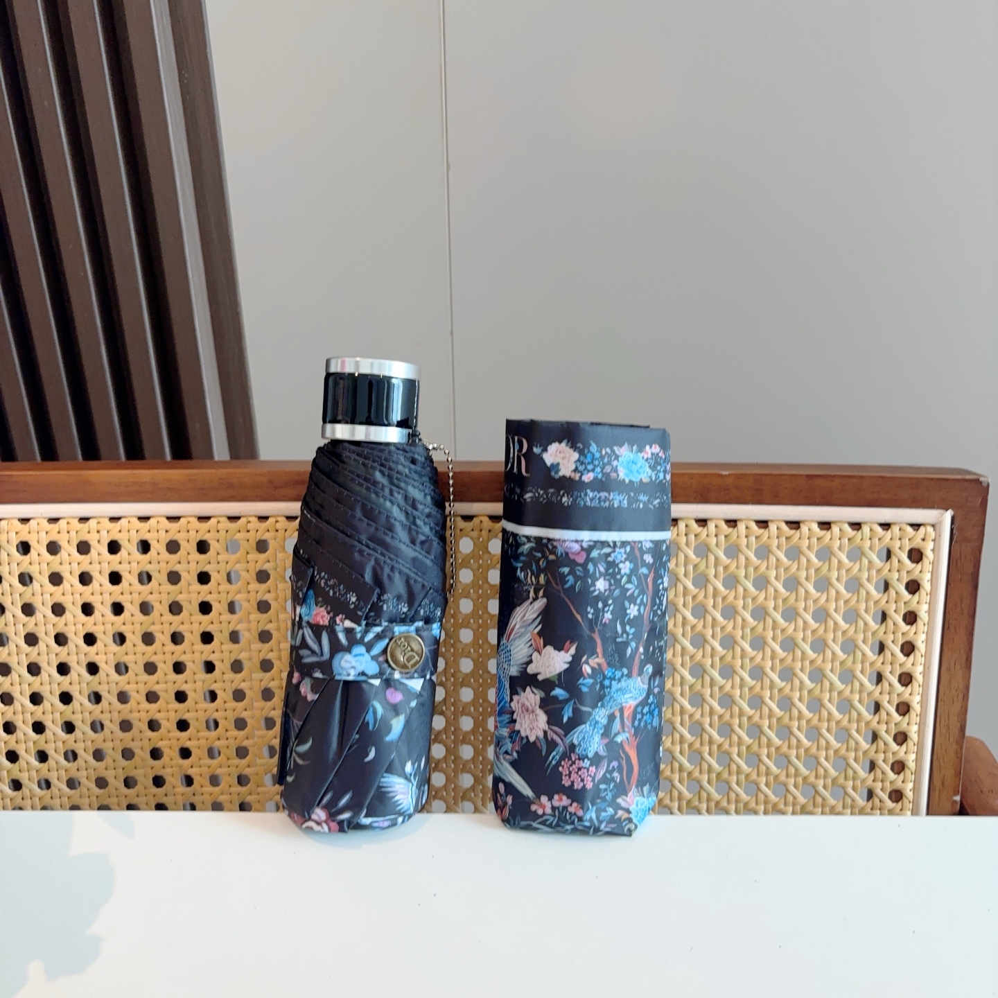  DIOR （迪奥） 五折手开折叠伞 超轻口袋 仅18cm  热卖款 时尚指数爆表 无论晴天雨天使用都相