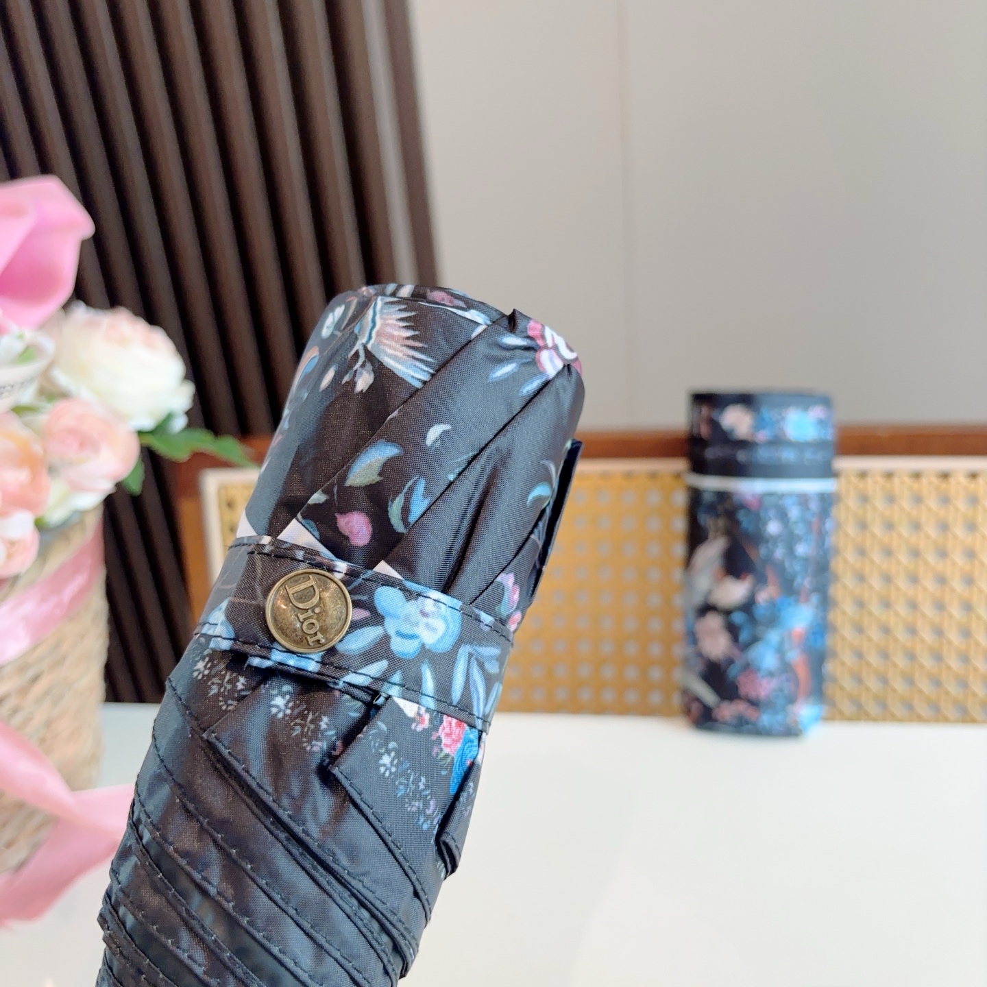  DIOR （迪奥） 五折手开折叠伞 超轻口袋 仅18cm  热卖款 时尚指数爆表 无论晴天雨天使用都相