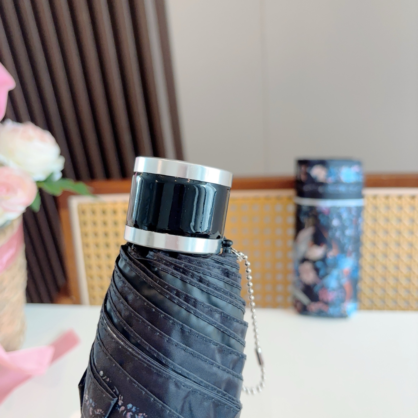  DIOR （迪奥） 五折手开折叠伞 超轻口袋 仅18cm  热卖款 时尚指数爆表 无论晴天雨天使用都相