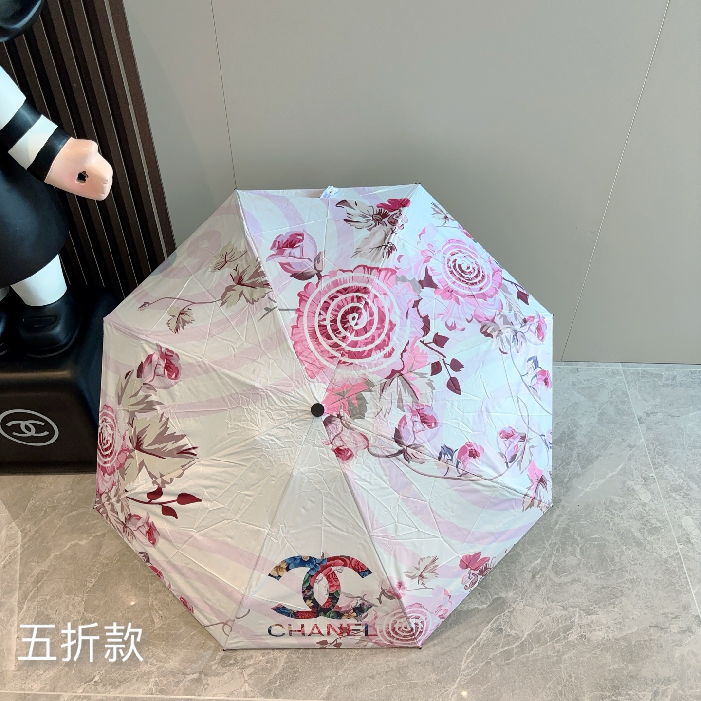 CHANEL香奈儿 五折伞 热卖款 时尚指数爆表 不论晴天雨天使用都相得益彰 拥有它感受风从身体经过的