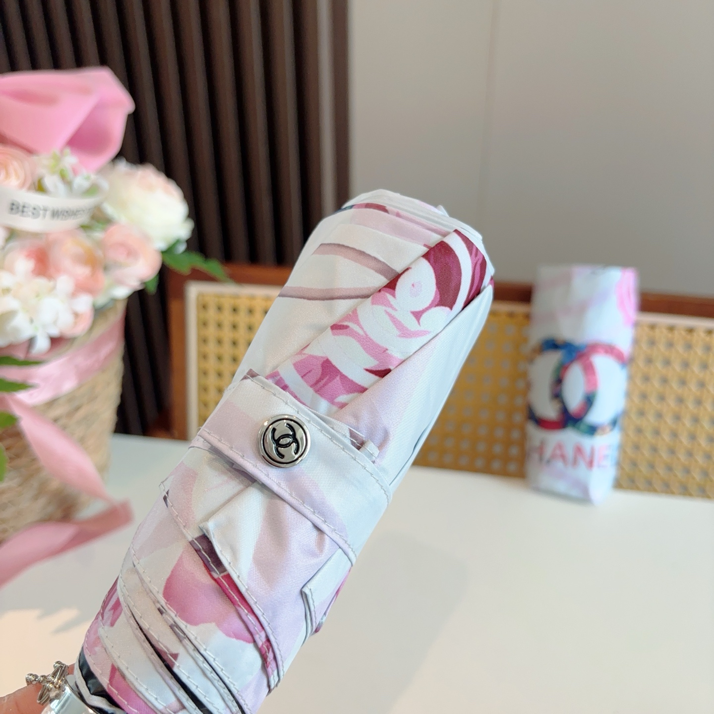  CHANEL香奈儿 五折伞 热卖款 时尚指数爆表 不论晴天雨天使用都相得益彰 拥有它感受风从身体经过的