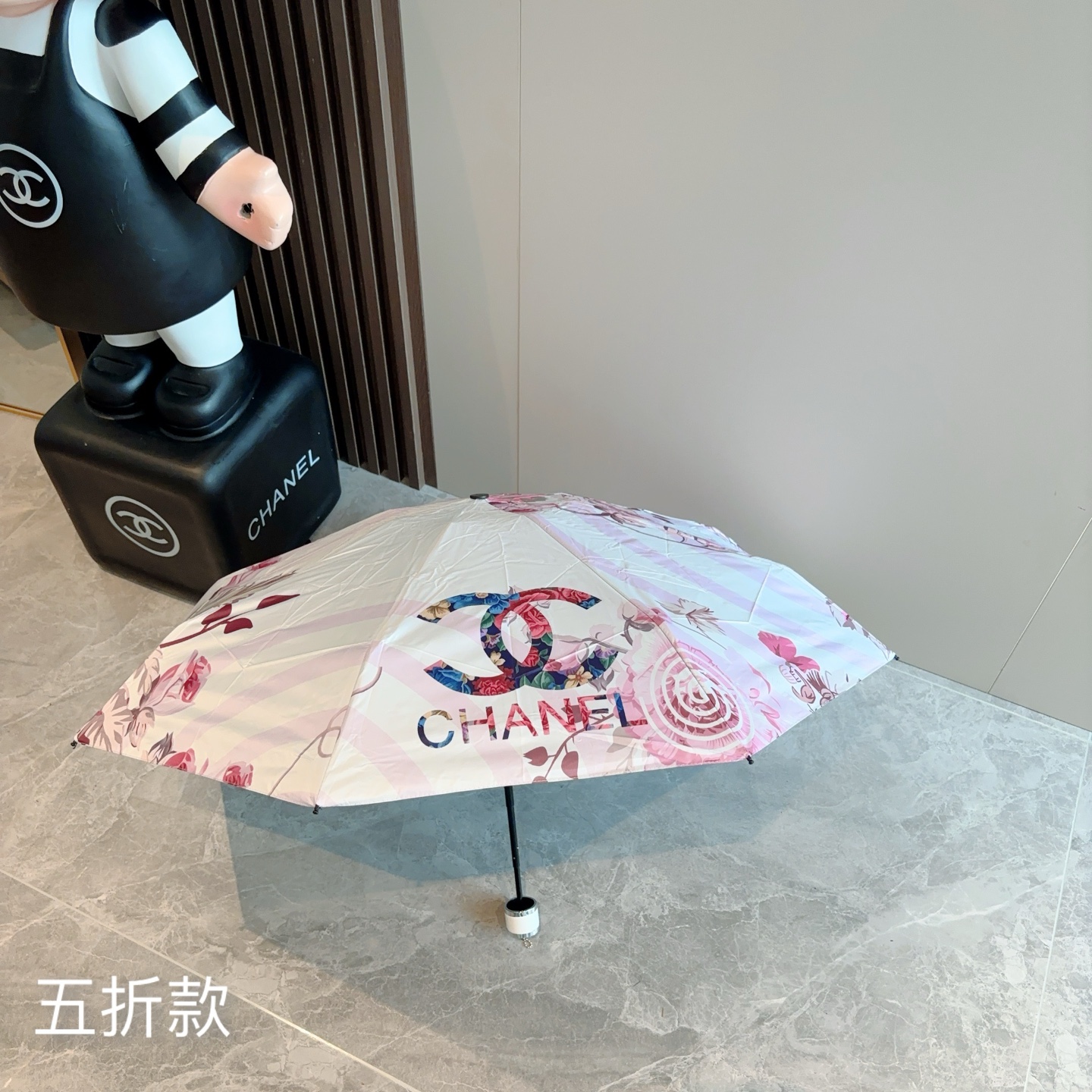  CHANEL香奈儿 五折伞 热卖款 时尚指数爆表 不论晴天雨天使用都相得益彰 拥有它感受风从身体经过的