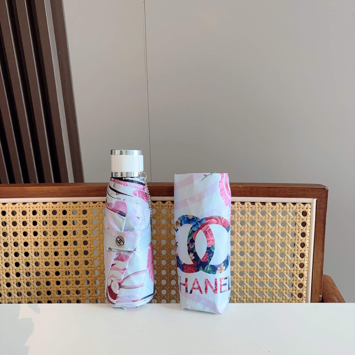  CHANEL香奈儿 五折伞 热卖款 时尚指数爆表 不论晴天雨天使用都相得益彰 拥有它感受风从身体经过的