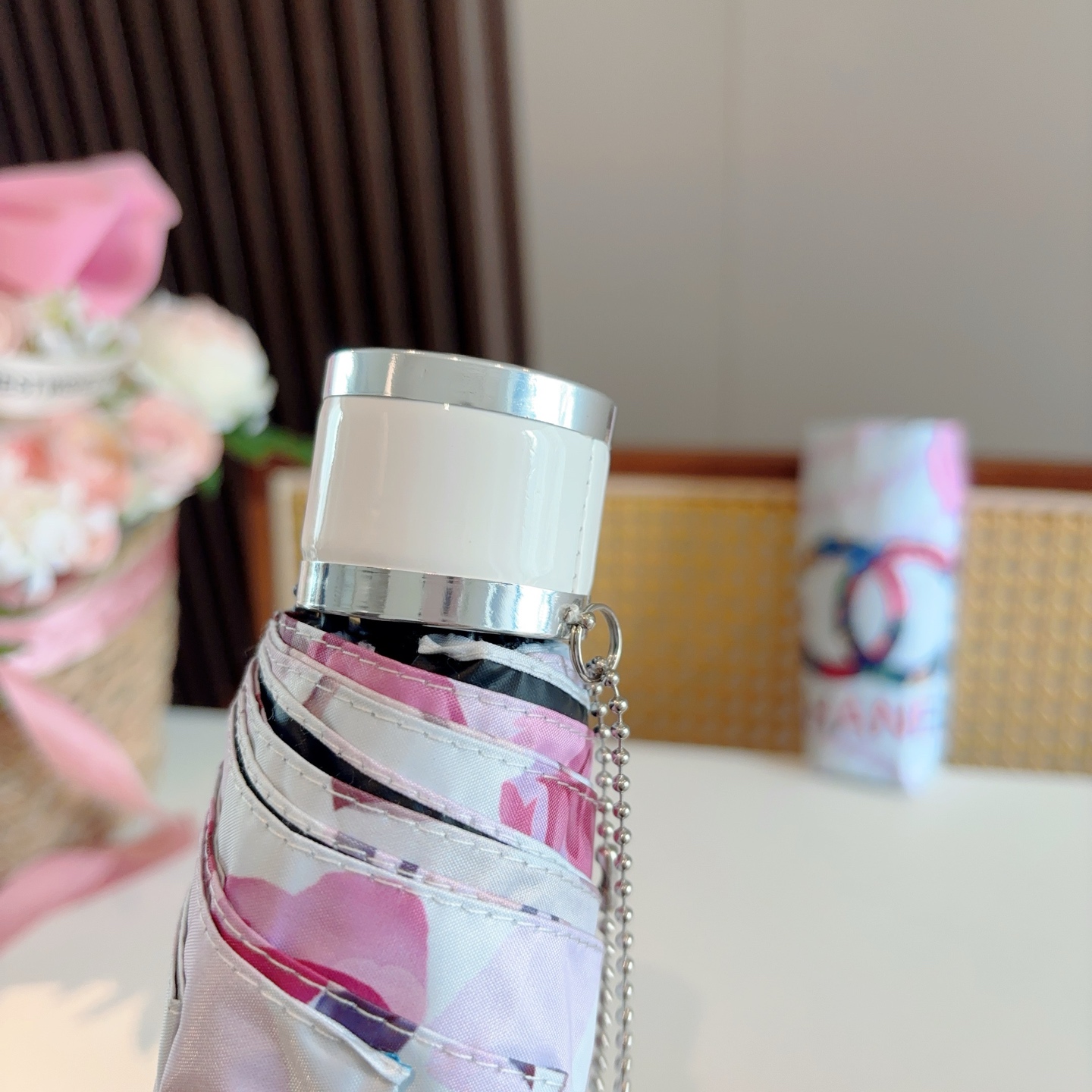  CHANEL香奈儿 五折伞 热卖款 时尚指数爆表 不论晴天雨天使用都相得益彰 拥有它感受风从身体经过的