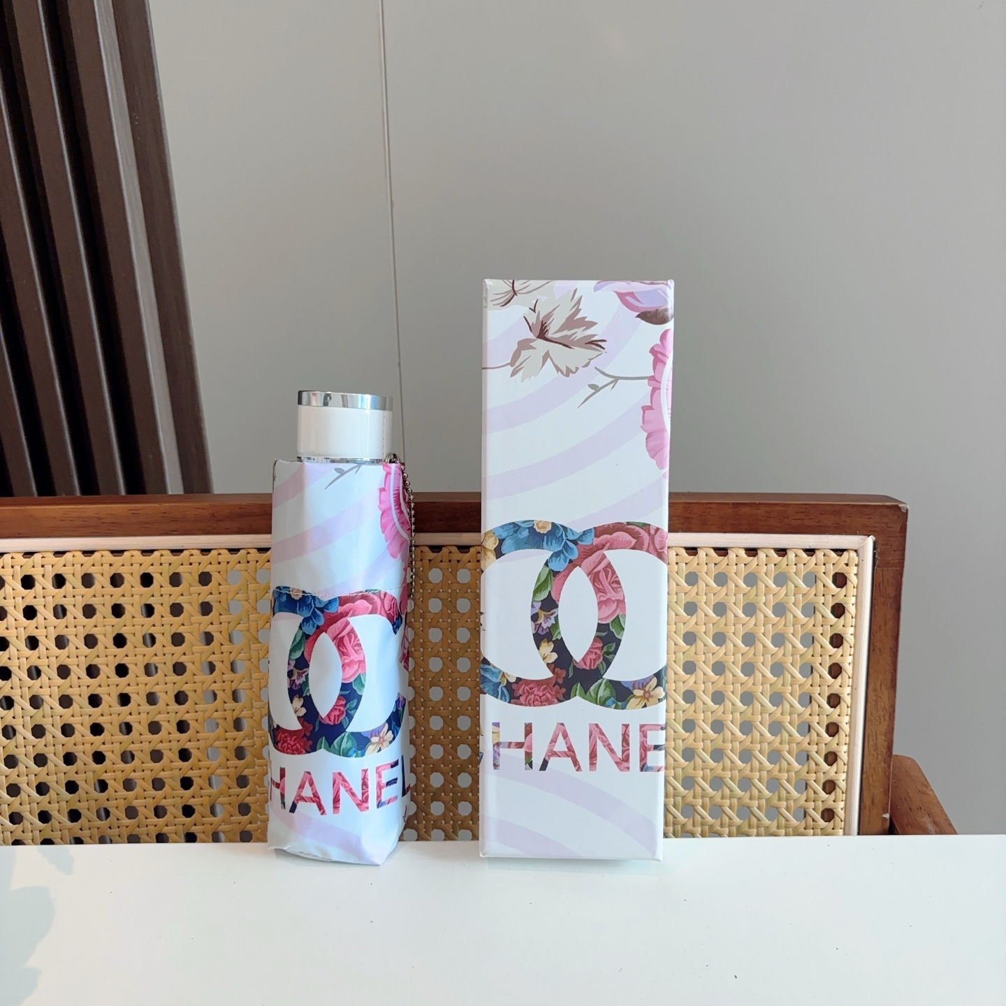  CHANEL香奈儿 五折伞 热卖款 时尚指数爆表 不论晴天雨天使用都相得益彰 拥有它感受风从身体经过的