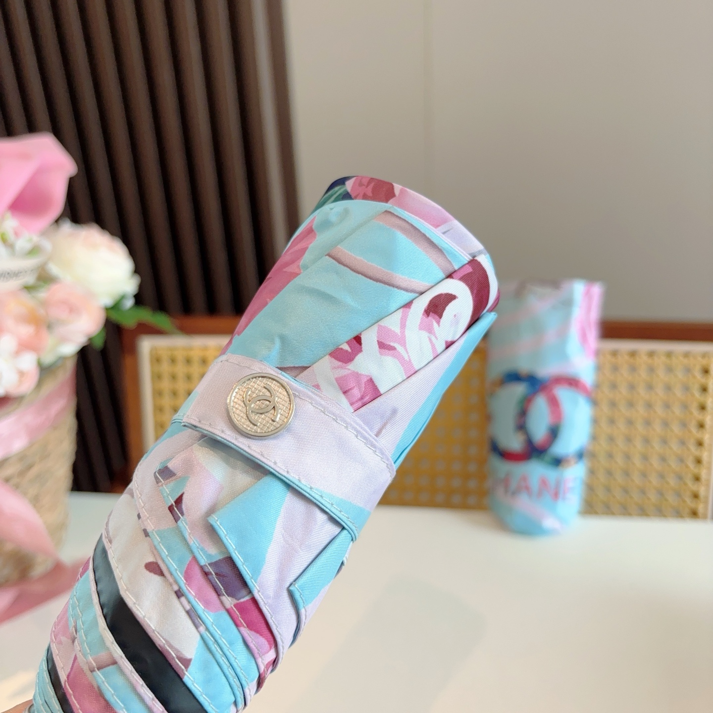  CHANEL香奈儿 五折伞 热卖款 时尚指数爆表 不论晴天雨天使用都相得益彰 拥有它感受风从身体经过的