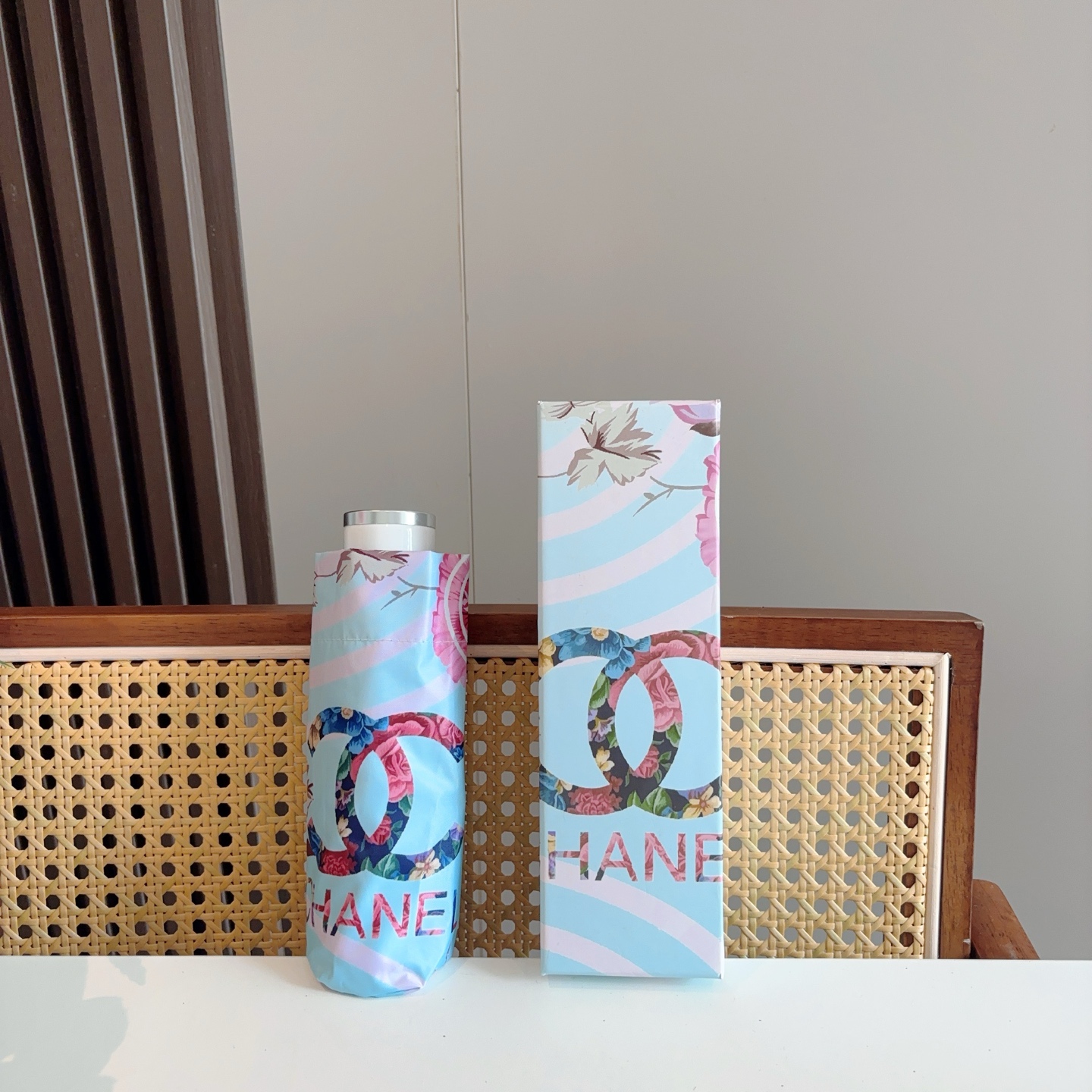  CHANEL香奈儿 五折伞 热卖款 时尚指数爆表 不论晴天雨天使用都相得益彰 拥有它感受风从身体经过的
