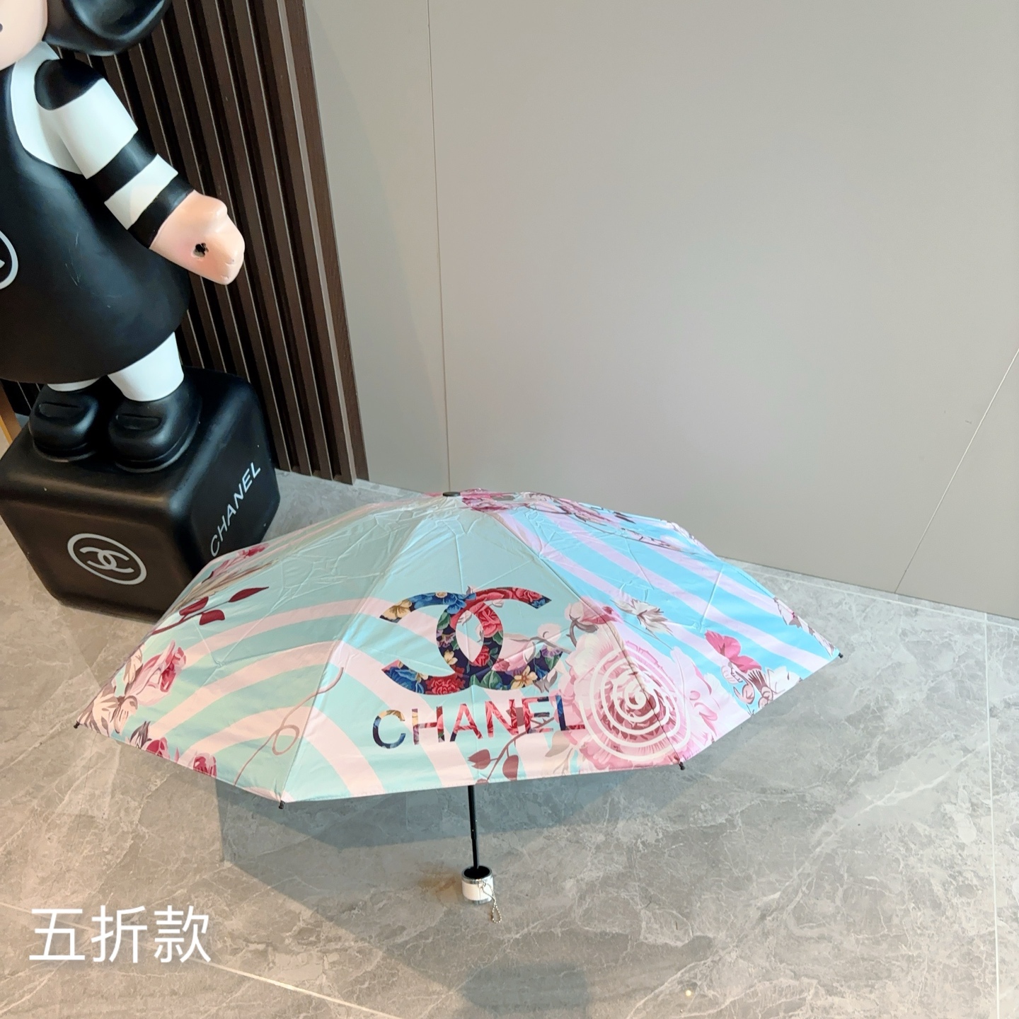  CHANEL香奈儿 五折伞 热卖款 时尚指数爆表 不论晴天雨天使用都相得益彰 拥有它感受风从身体经过的