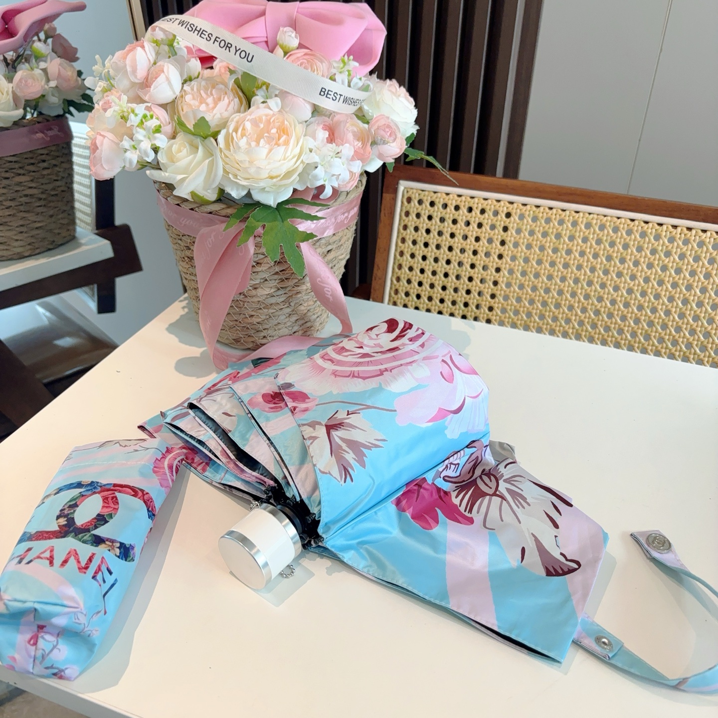  CHANEL香奈儿 五折伞 热卖款 时尚指数爆表 不论晴天雨天使用都相得益彰 拥有它感受风从身体经过的