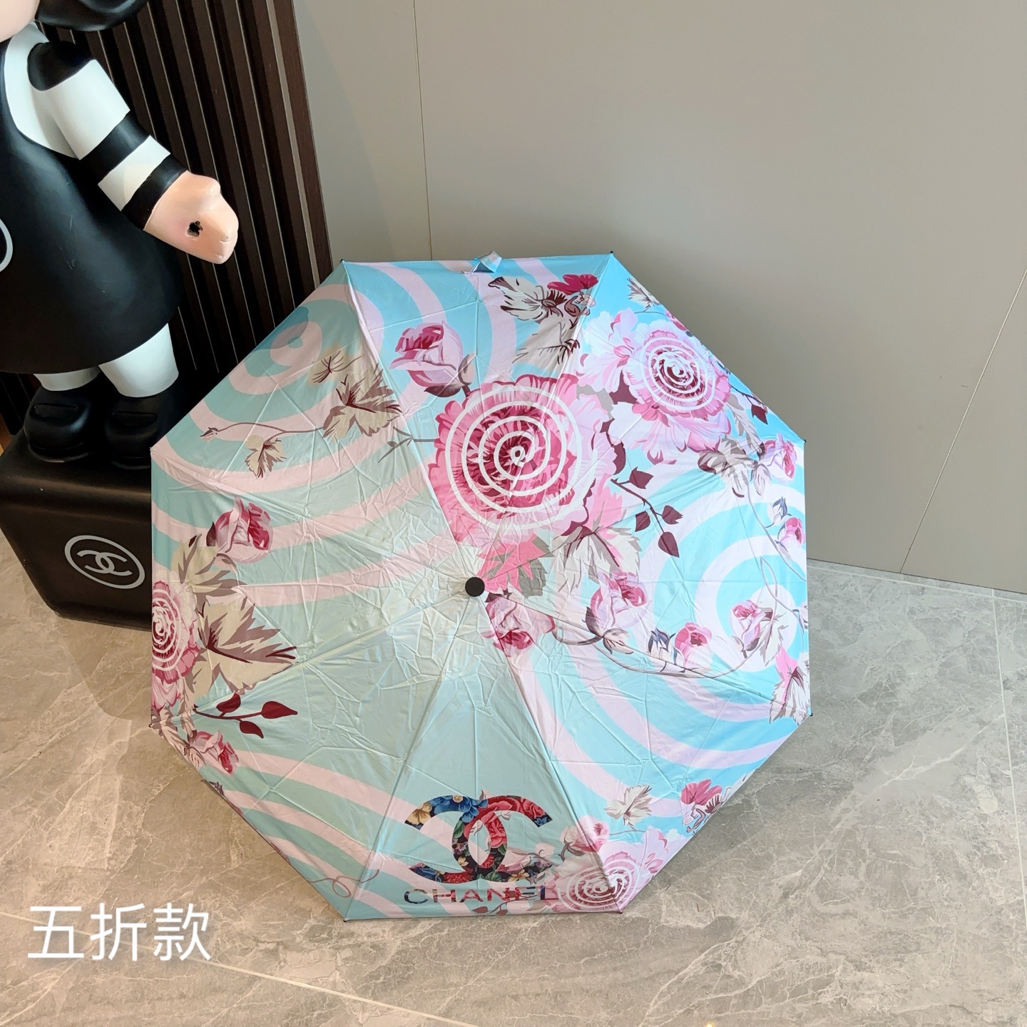  CHANEL香奈儿 五折伞 热卖款 时尚指数爆表 不论晴天雨天使用都相得益彰 拥有它感受风从身体经过的