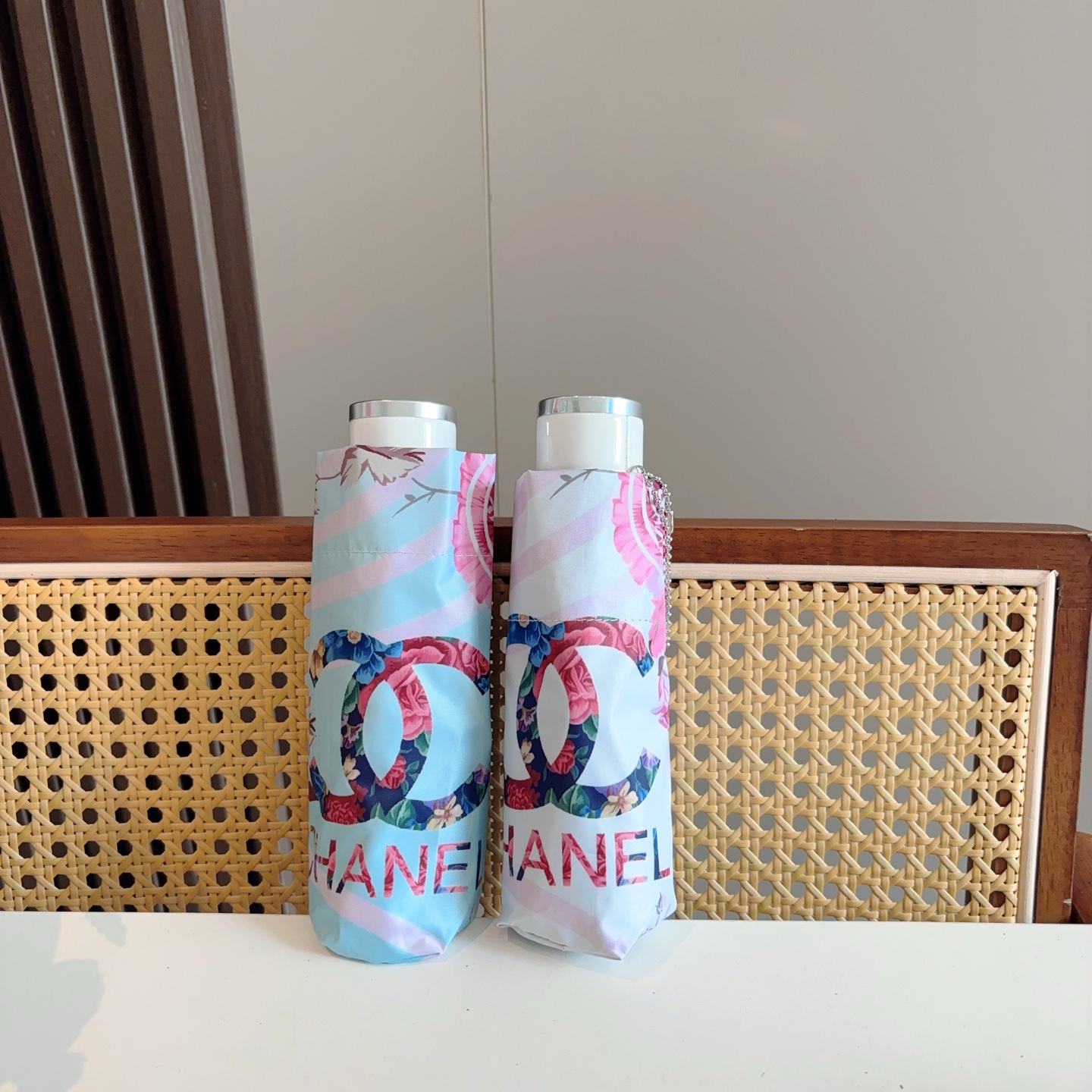  CHANEL香奈儿 五折伞 热卖款 时尚指数爆表 不论晴天雨天使用都相得益彰 拥有它感受风从身体经过的