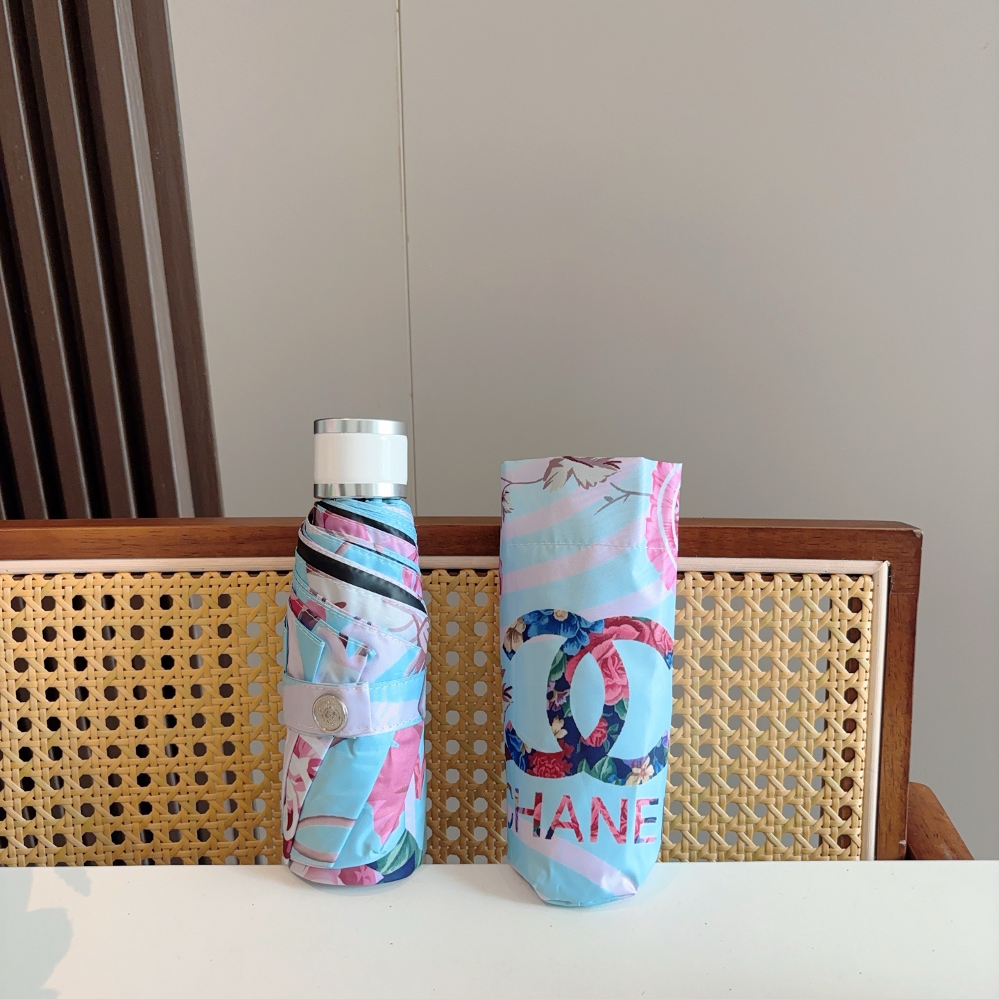  CHANEL香奈儿 五折伞 热卖款 时尚指数爆表 不论晴天雨天使用都相得益彰 拥有它感受风从身体经过的
