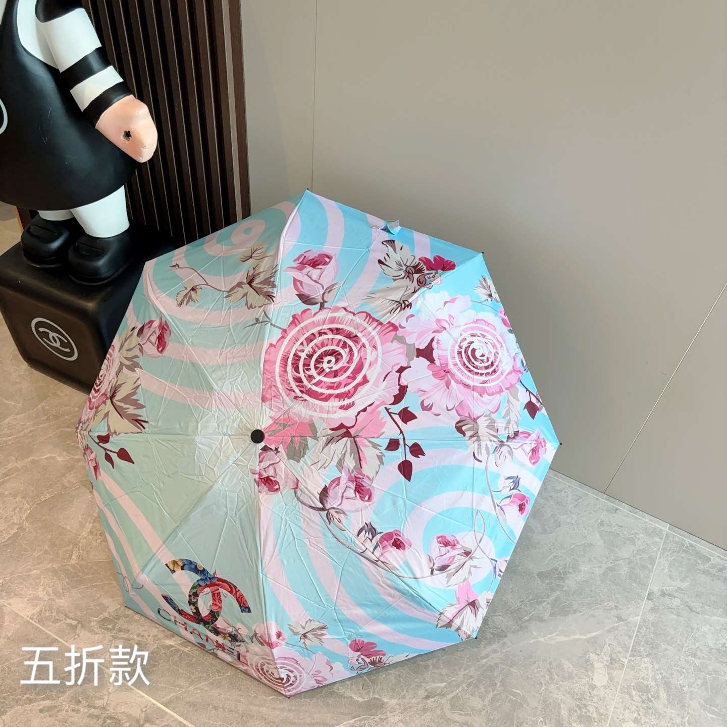  CHANEL香奈儿 五折伞 热卖款 时尚指数爆表 不论晴天雨天使用都相得益彰 拥有它感受风从身体经过的