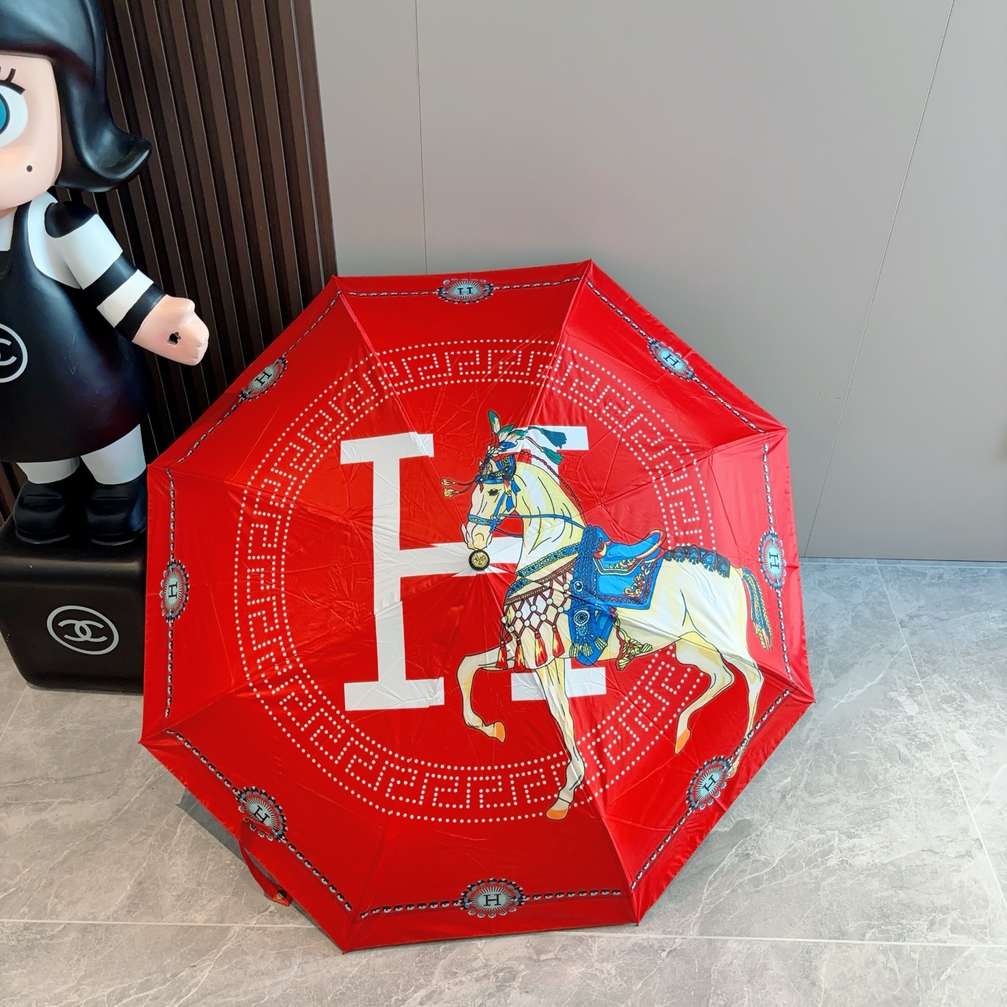 爱马仕（Hermès）   新款 极品H家三折自动伞重磅呈现 以其精湛的工艺技术和源源不断的想像力 新涂
