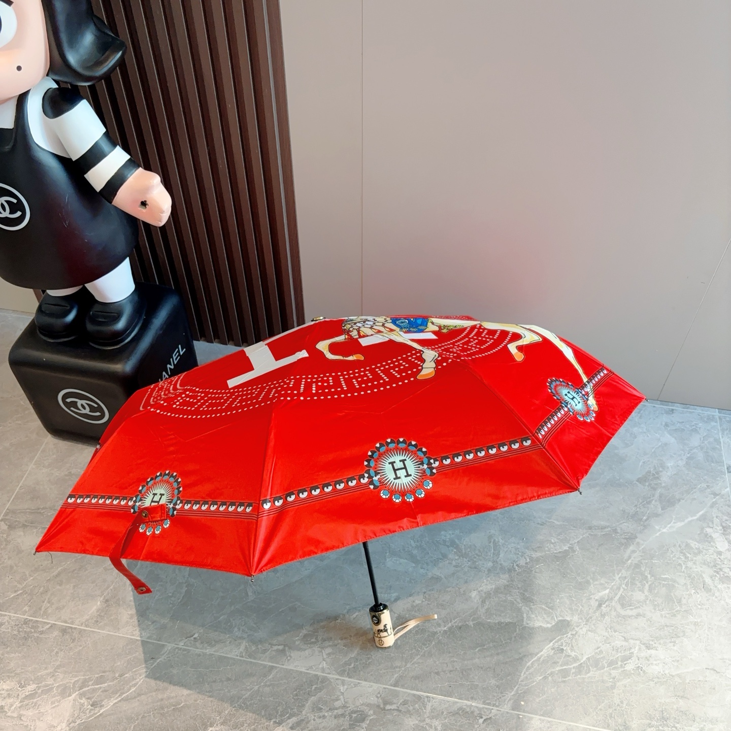 爱马仕（Hermès）   新款 极品H家三折自动伞重磅呈现 以其精湛的工艺技术和源源不断的想像力 新涂