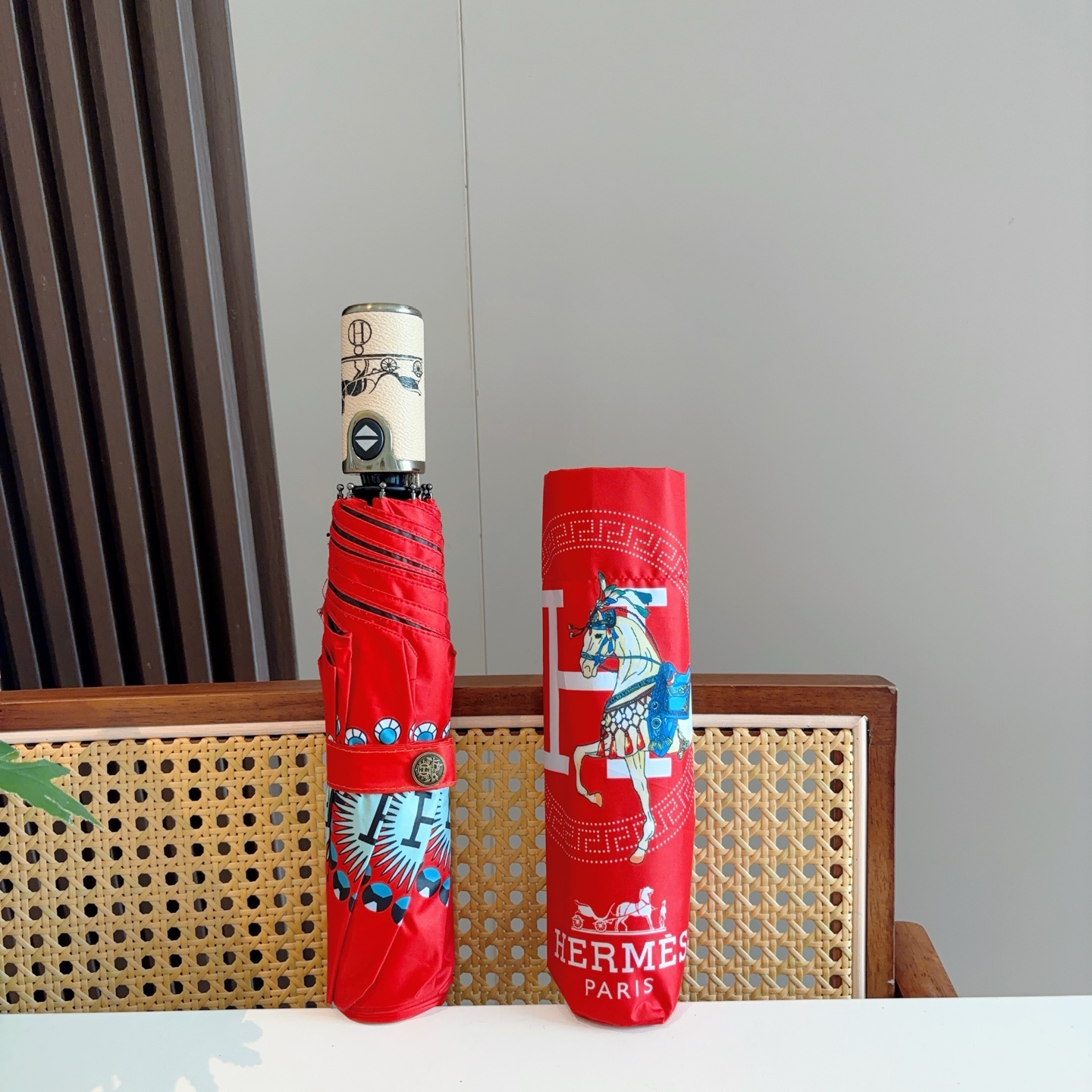 爱马仕（Hermès）   新款 极品H家三折自动伞重磅呈现 以其精湛的工艺技术和源源不断的想像力 新涂
