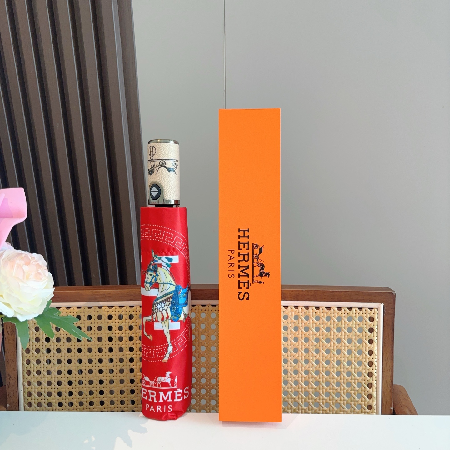 爱马仕（Hermès）   新款 极品H家三折自动伞重磅呈现 以其精湛的工艺技术和源源不断的想像力 新涂