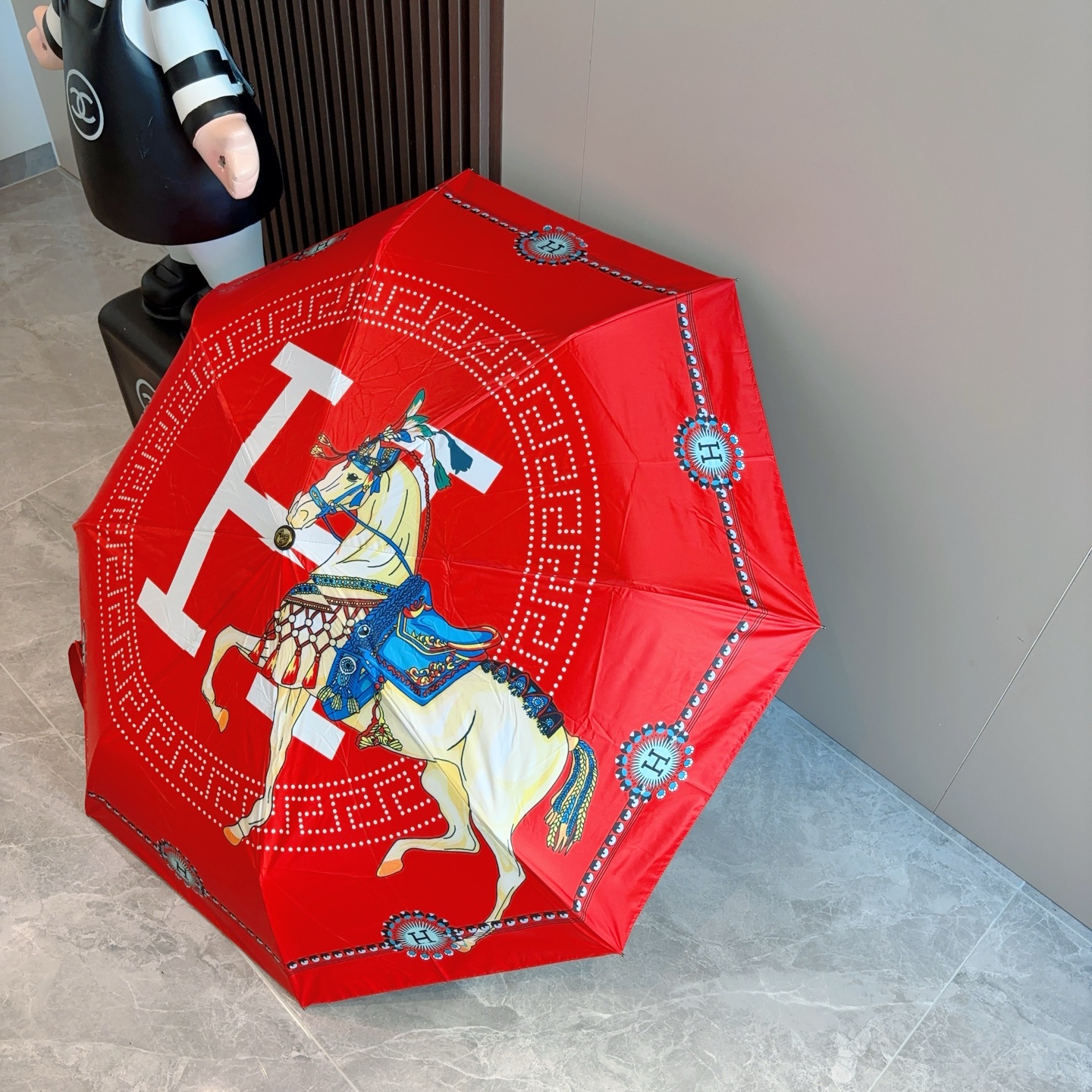 爱马仕（Hermès）   新款 极品H家三折自动伞重磅呈现 以其精湛的工艺技术和源源不断的想像力 新涂