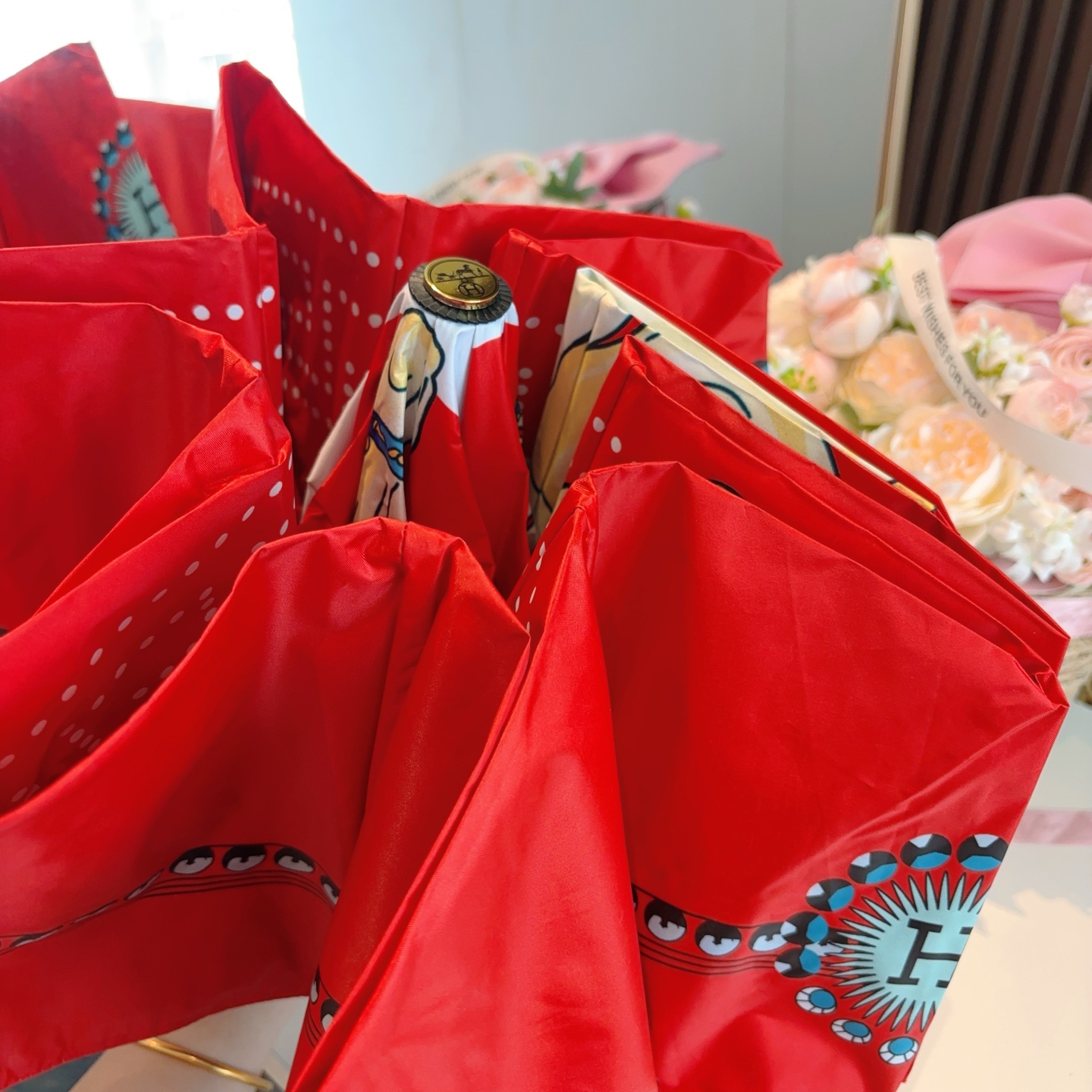 爱马仕（Hermès）   新款 极品H家三折自动伞重磅呈现 以其精湛的工艺技术和源源不断的想像力 新涂