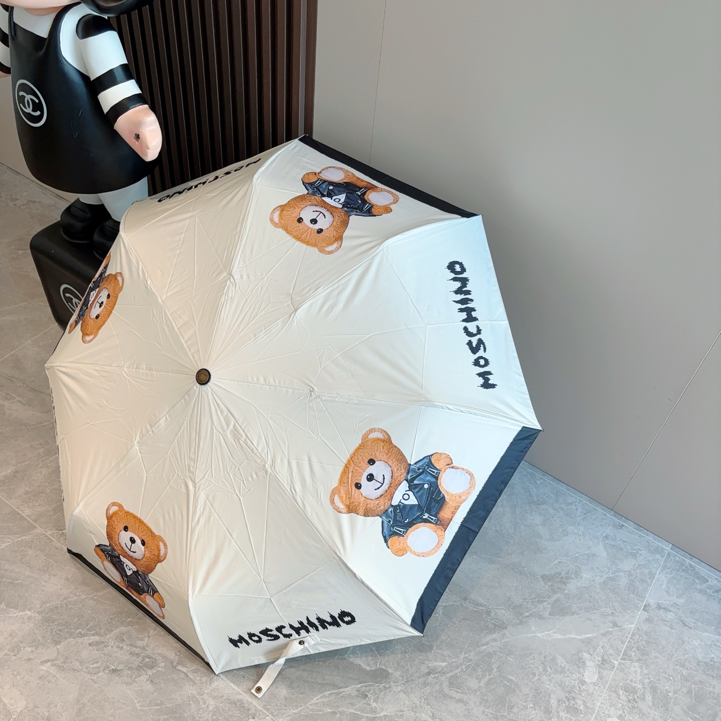 Moschino（莫斯奇诺）熊头柄 三折自动伞设计师Franco Moschino以自己的名字命名的一