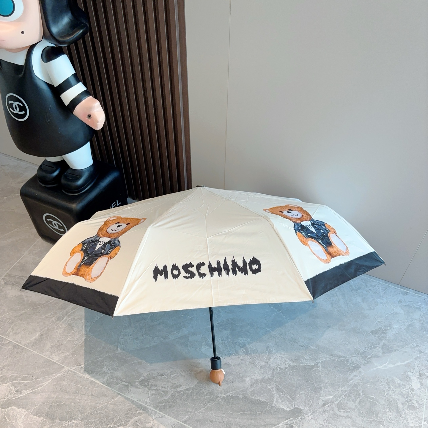  Moschino（莫斯奇诺）熊头柄 三折自动伞设计师Franco Moschino以自己的名字命名的一