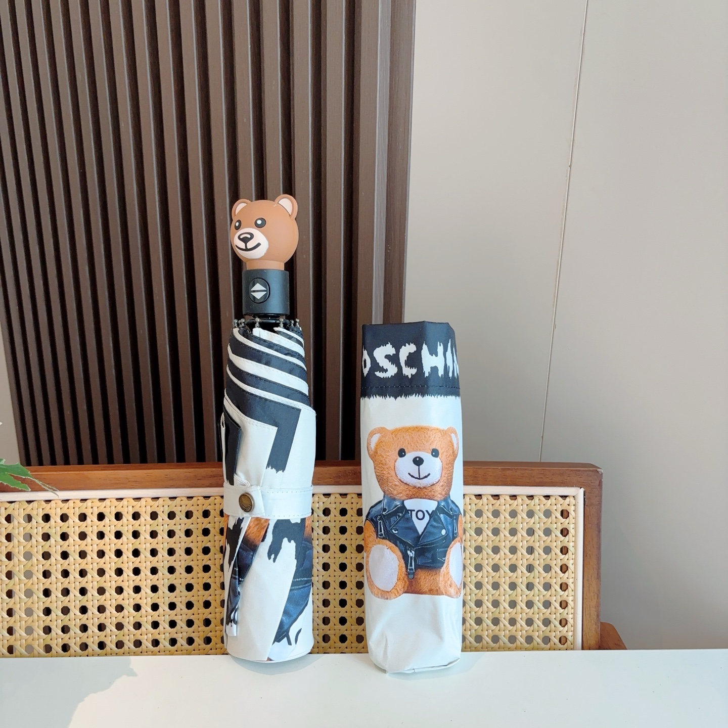  Moschino（莫斯奇诺）熊头柄 三折自动伞设计师Franco Moschino以自己的名字命名的一