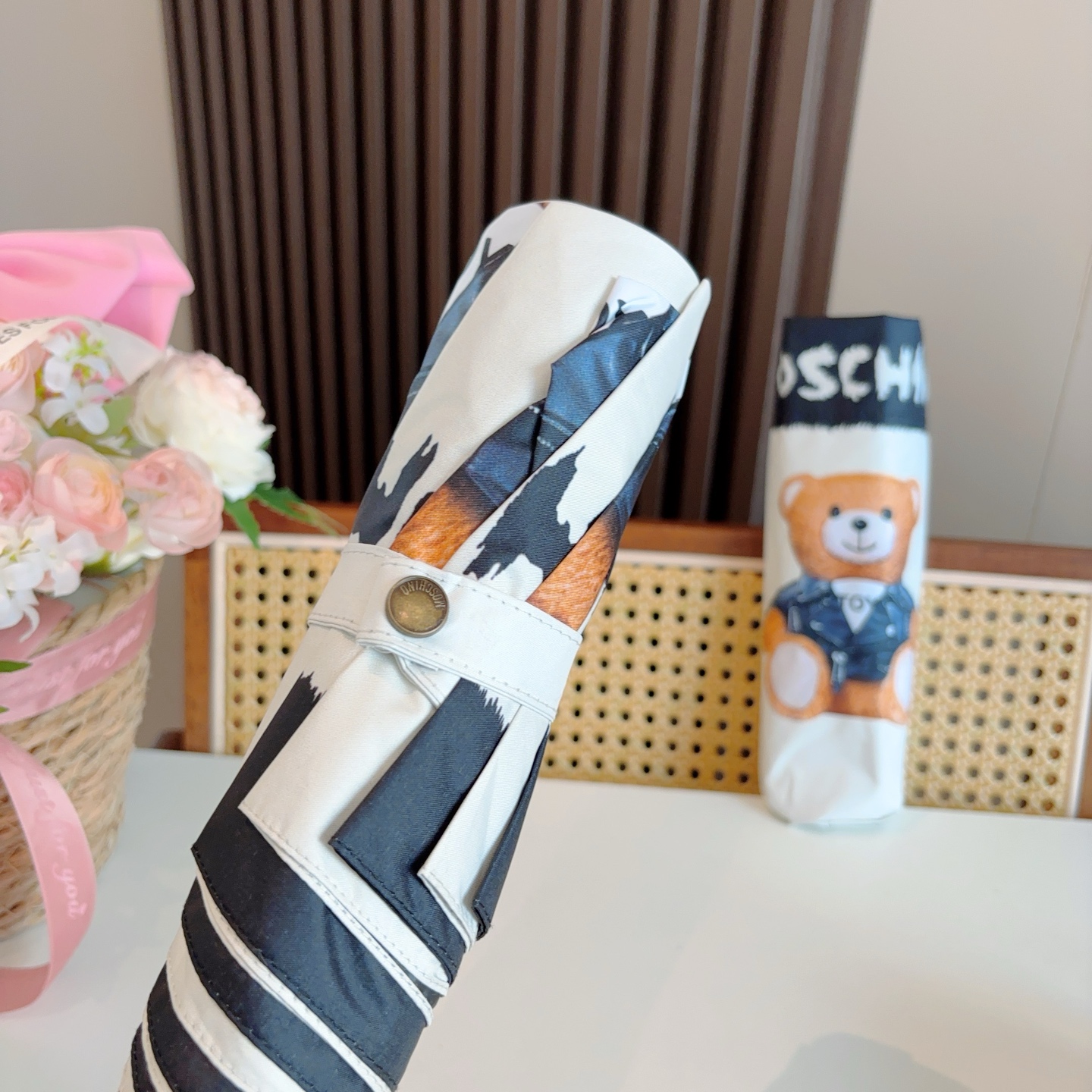  Moschino（莫斯奇诺）熊头柄 三折自动伞设计师Franco Moschino以自己的名字命名的一