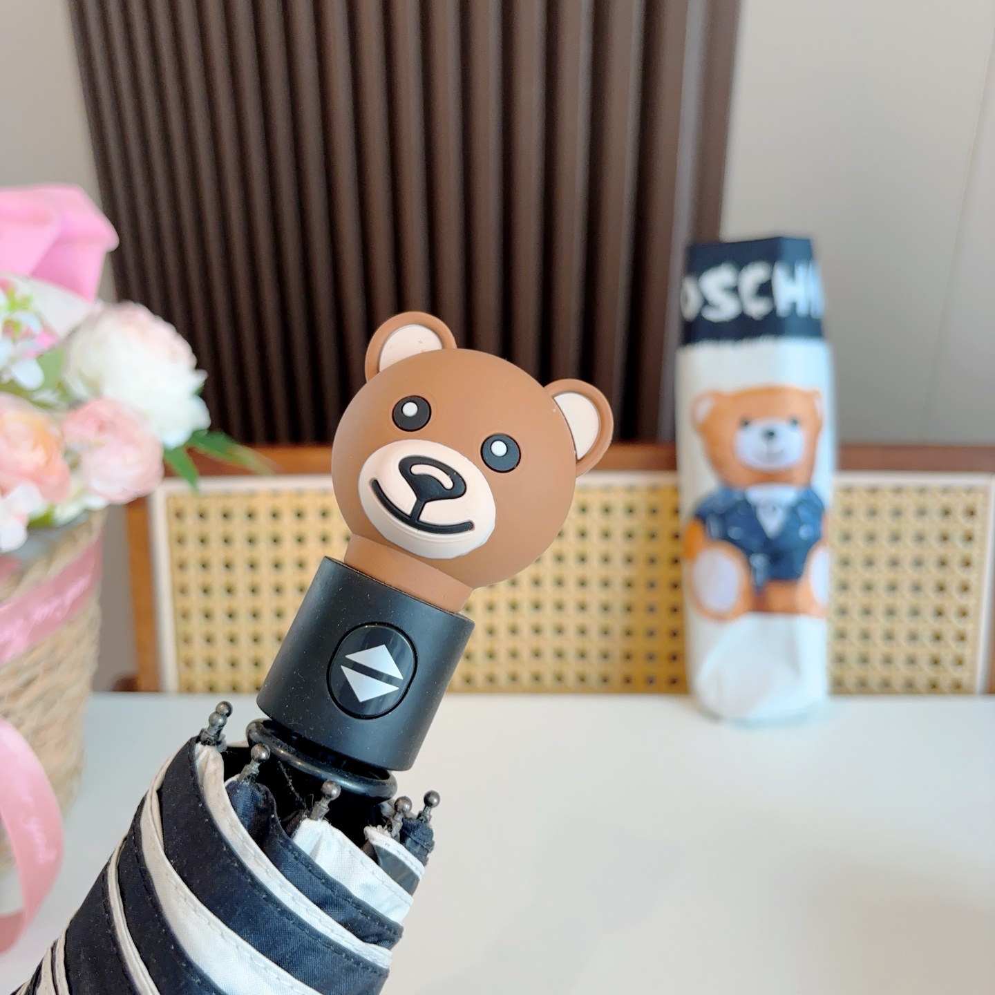  Moschino（莫斯奇诺）熊头柄 三折自动伞设计师Franco Moschino以自己的名字命名的一