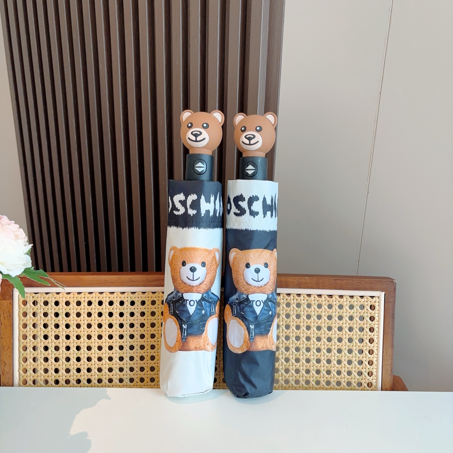  Moschino（莫斯奇诺）熊头柄 三折自动伞设计师Franco Moschino以自己的名字命名的一