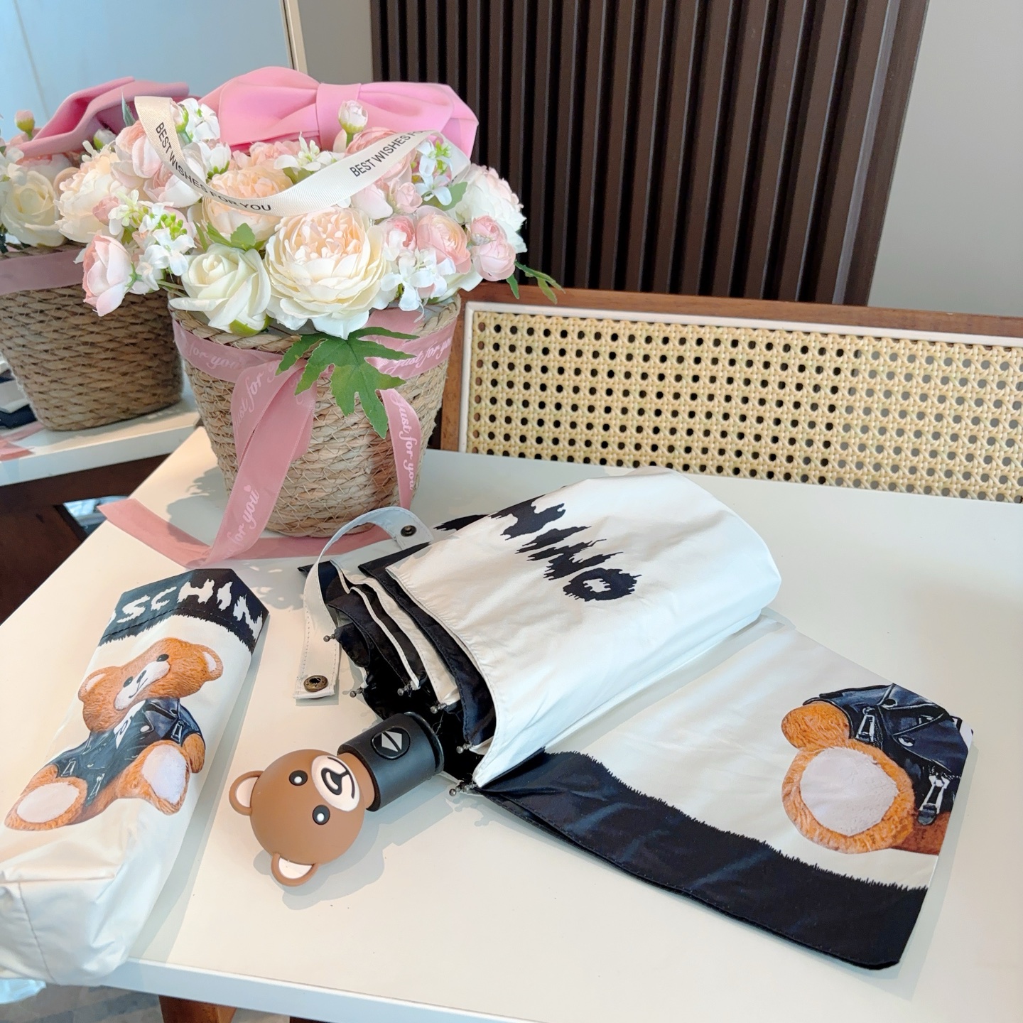  Moschino（莫斯奇诺）熊头柄 三折自动伞设计师Franco Moschino以自己的名字命名的一