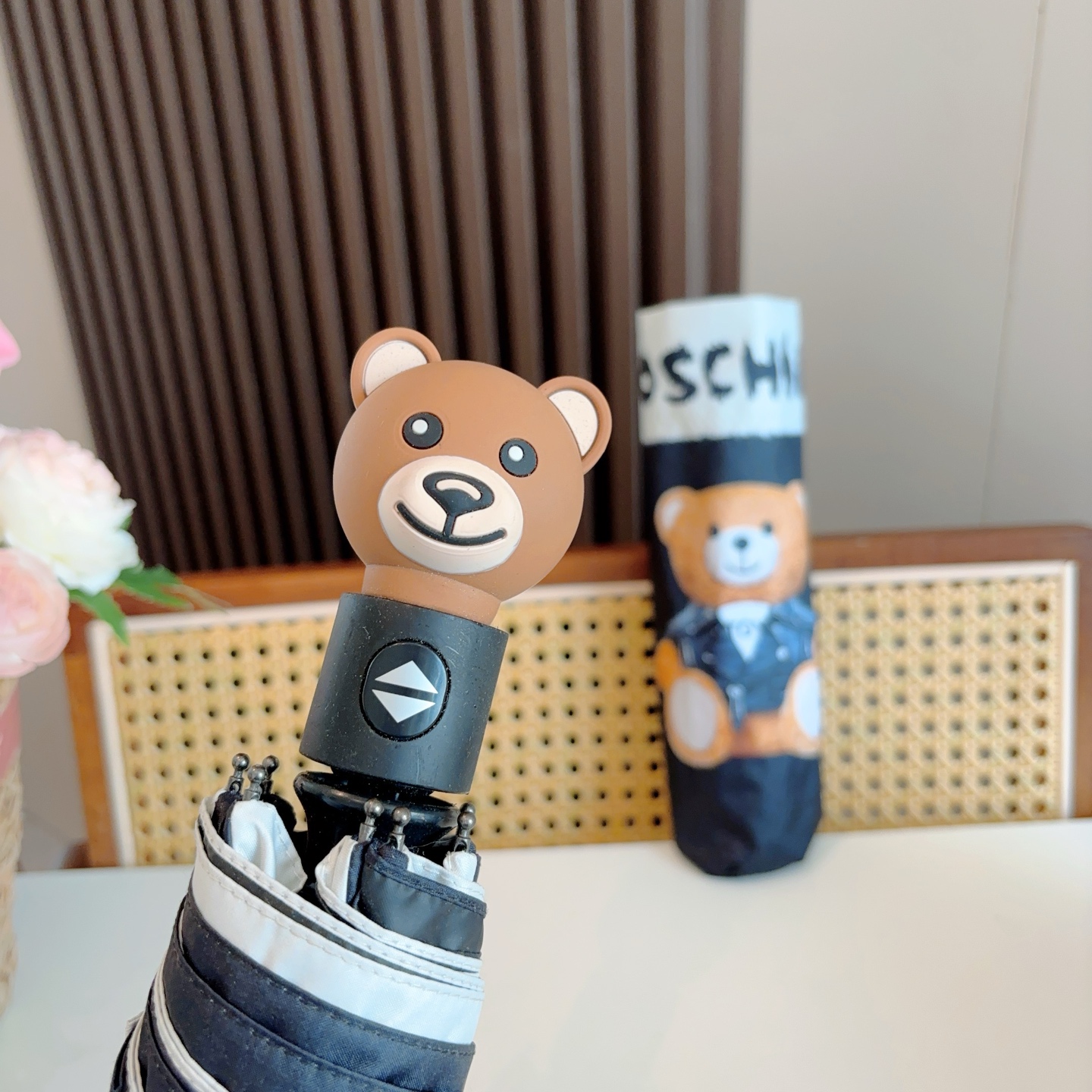  Moschino（莫斯奇诺）熊头柄 三折自动伞设计师Franco Moschino以自己的名字命名的一