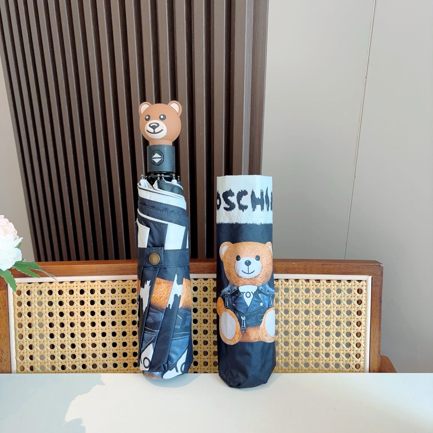  Moschino（莫斯奇诺）熊头柄 三折自动伞设计师Franco Moschino以自己的名字命名的一