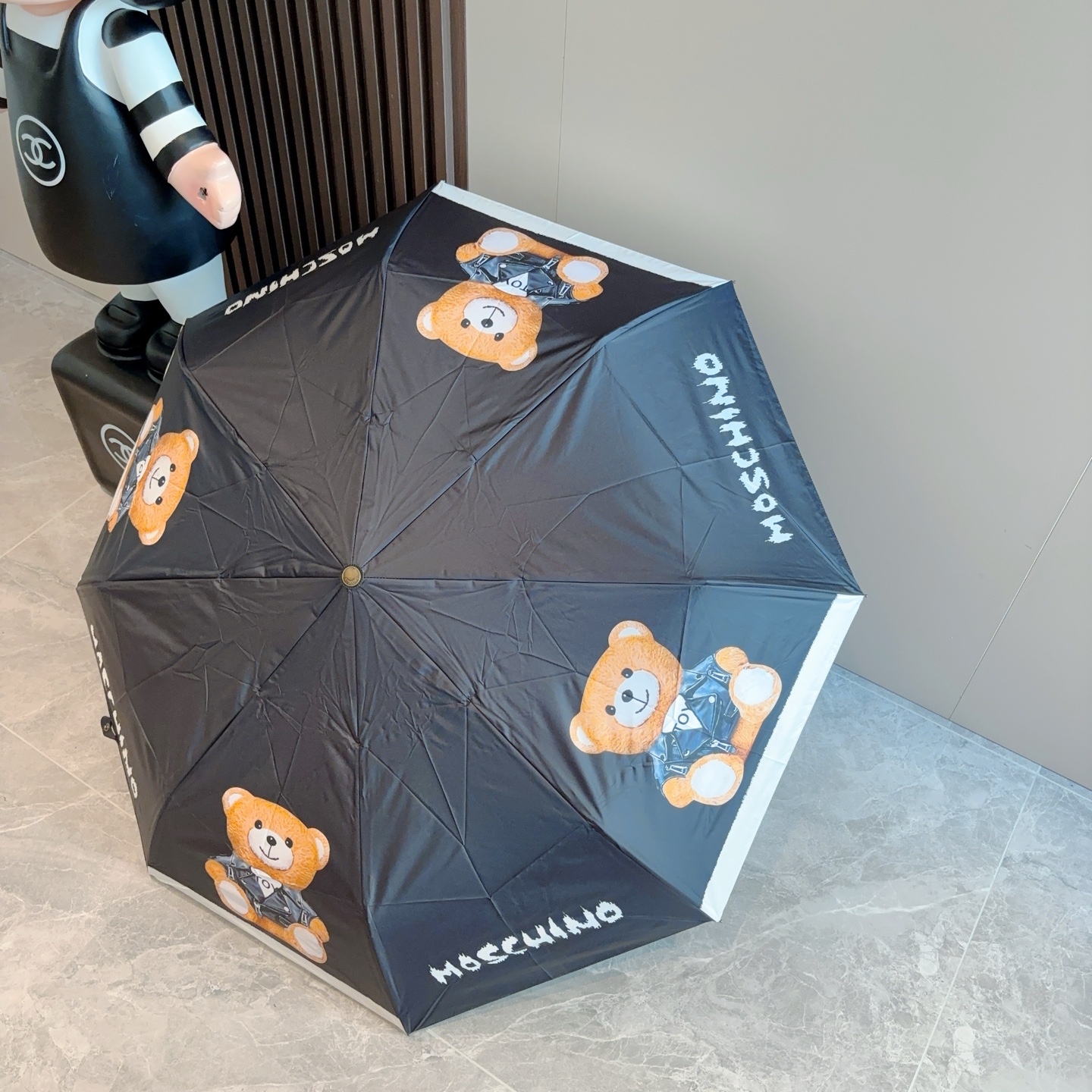  Moschino（莫斯奇诺）熊头柄 三折自动伞设计师Franco Moschino以自己的名字命名的一