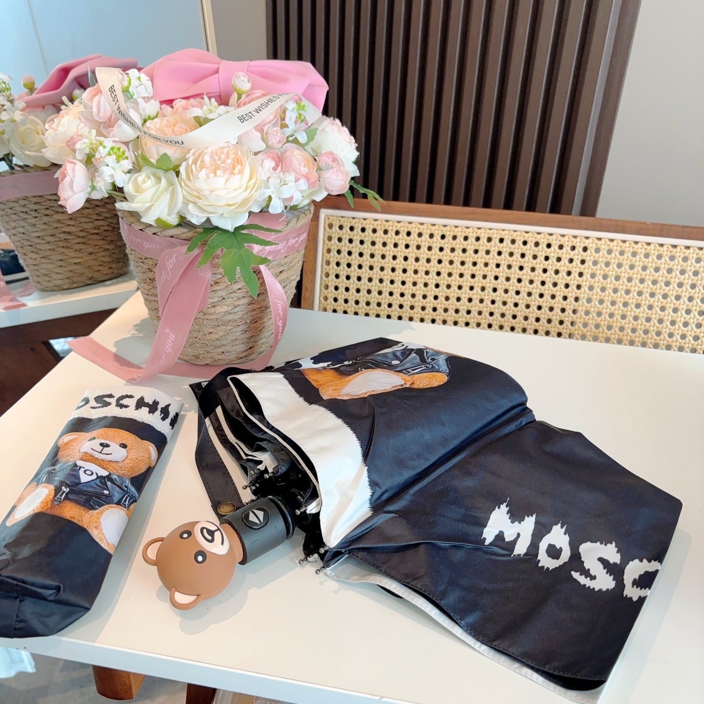  Moschino（莫斯奇诺）熊头柄 三折自动伞设计师Franco Moschino以自己的名字命名的一