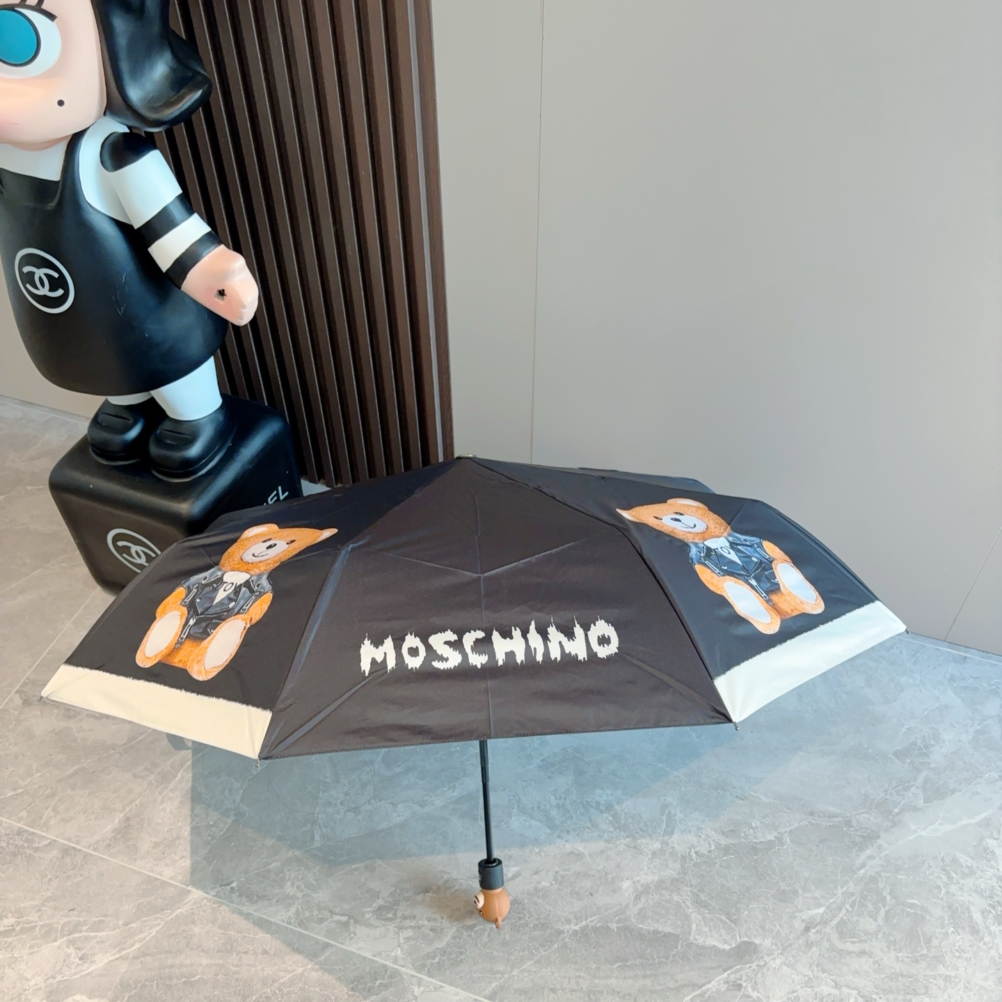  Moschino（莫斯奇诺）熊头柄 三折自动伞设计师Franco Moschino以自己的名字命名的一