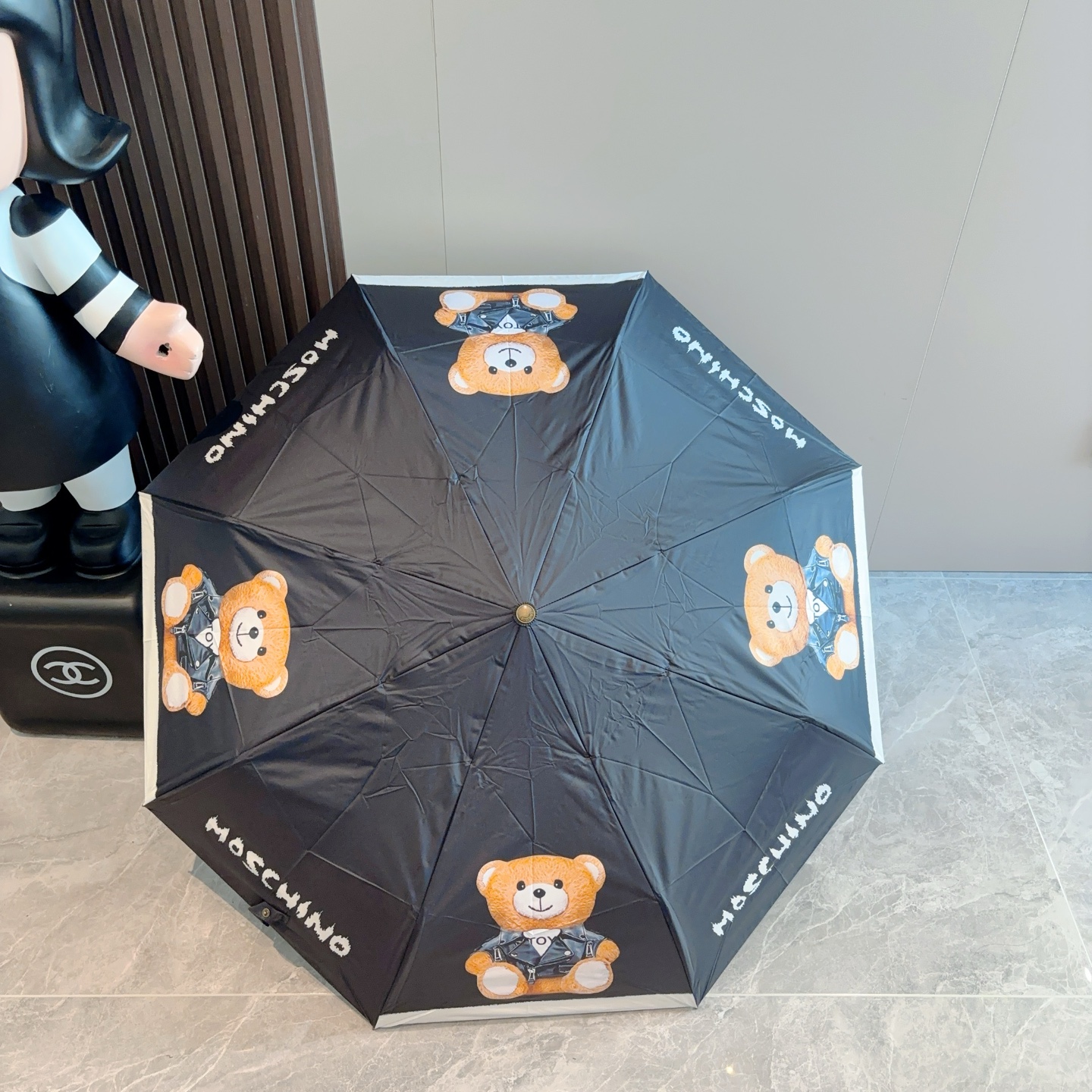  Moschino（莫斯奇诺）熊头柄 三折自动伞设计师Franco Moschino以自己的名字命名的一