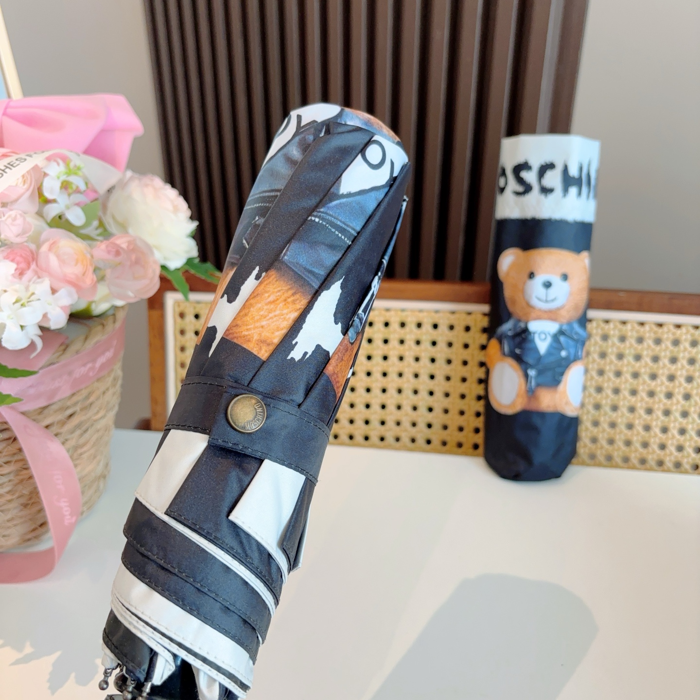  Moschino（莫斯奇诺）熊头柄 三折自动伞设计师Franco Moschino以自己的名字命名的一