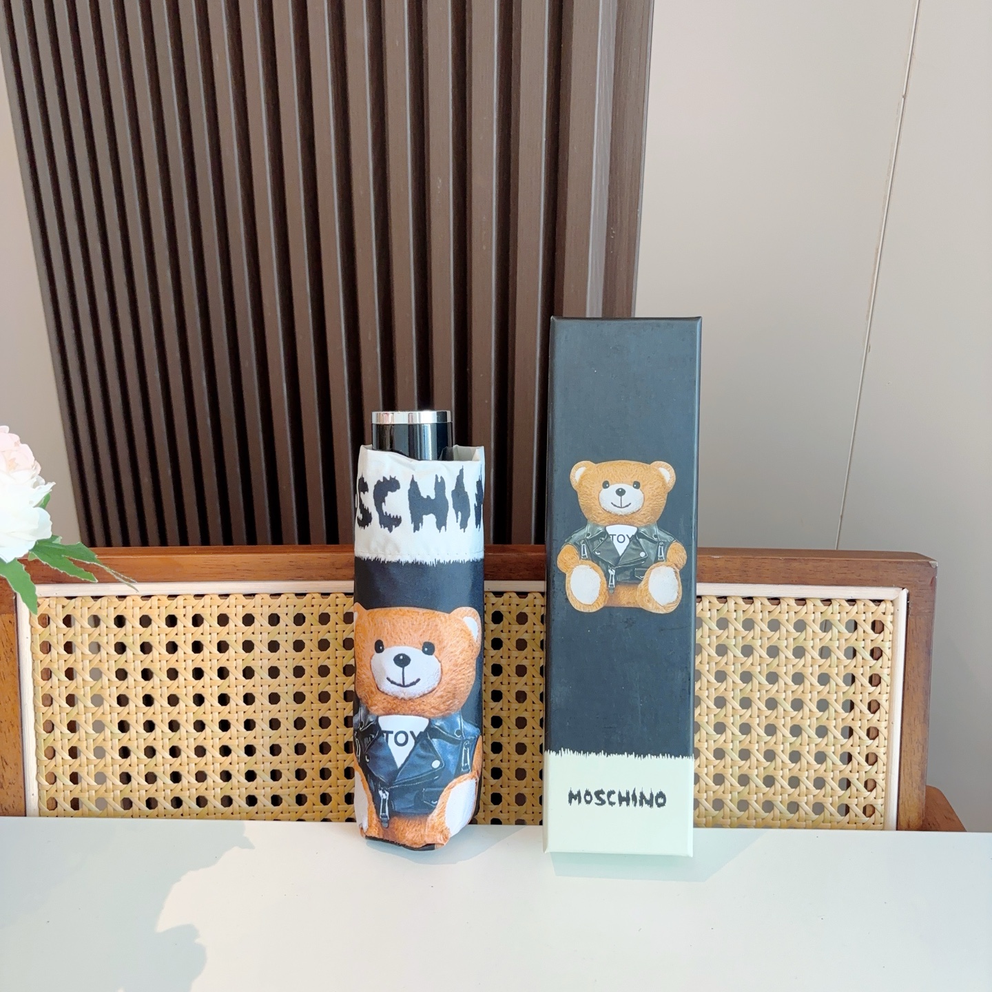 Moschino（莫斯奇诺）五折手开伞设计师Franco Moschino以自己的名字命名的一个意大利