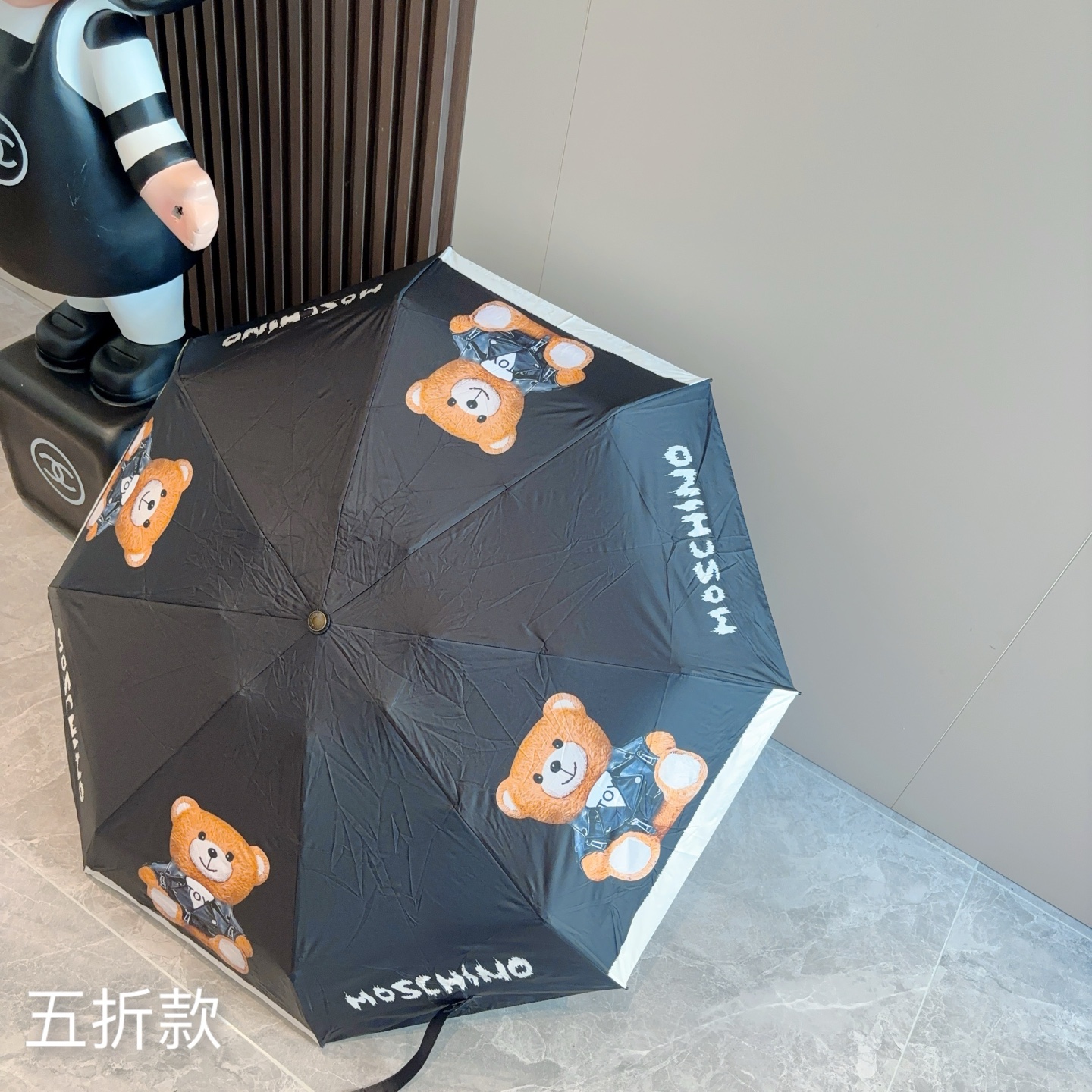  Moschino（莫斯奇诺）五折手开伞设计师Franco Moschino以自己的名字命名的一个意大利