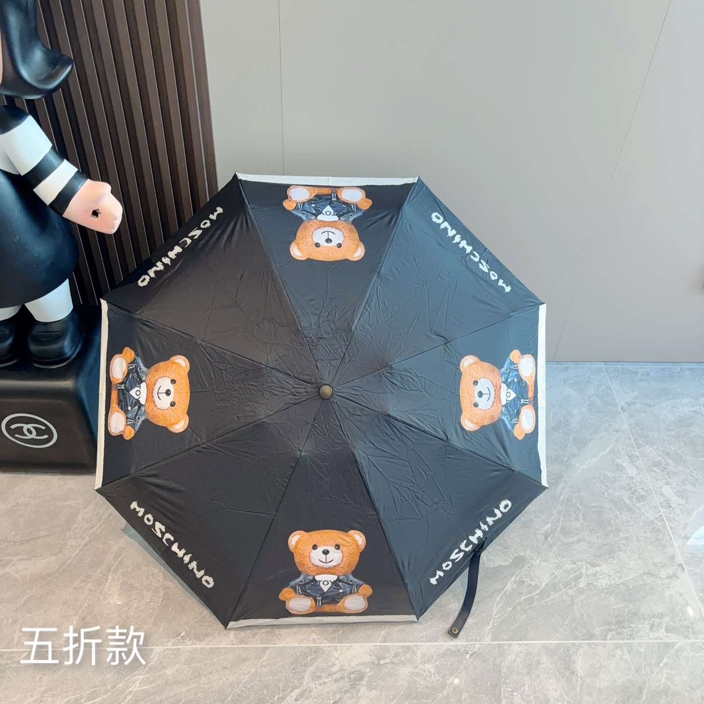  Moschino（莫斯奇诺）五折手开伞设计师Franco Moschino以自己的名字命名的一个意大利