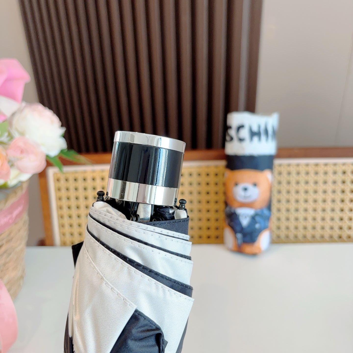  Moschino（莫斯奇诺）五折手开伞设计师Franco Moschino以自己的名字命名的一个意大利
