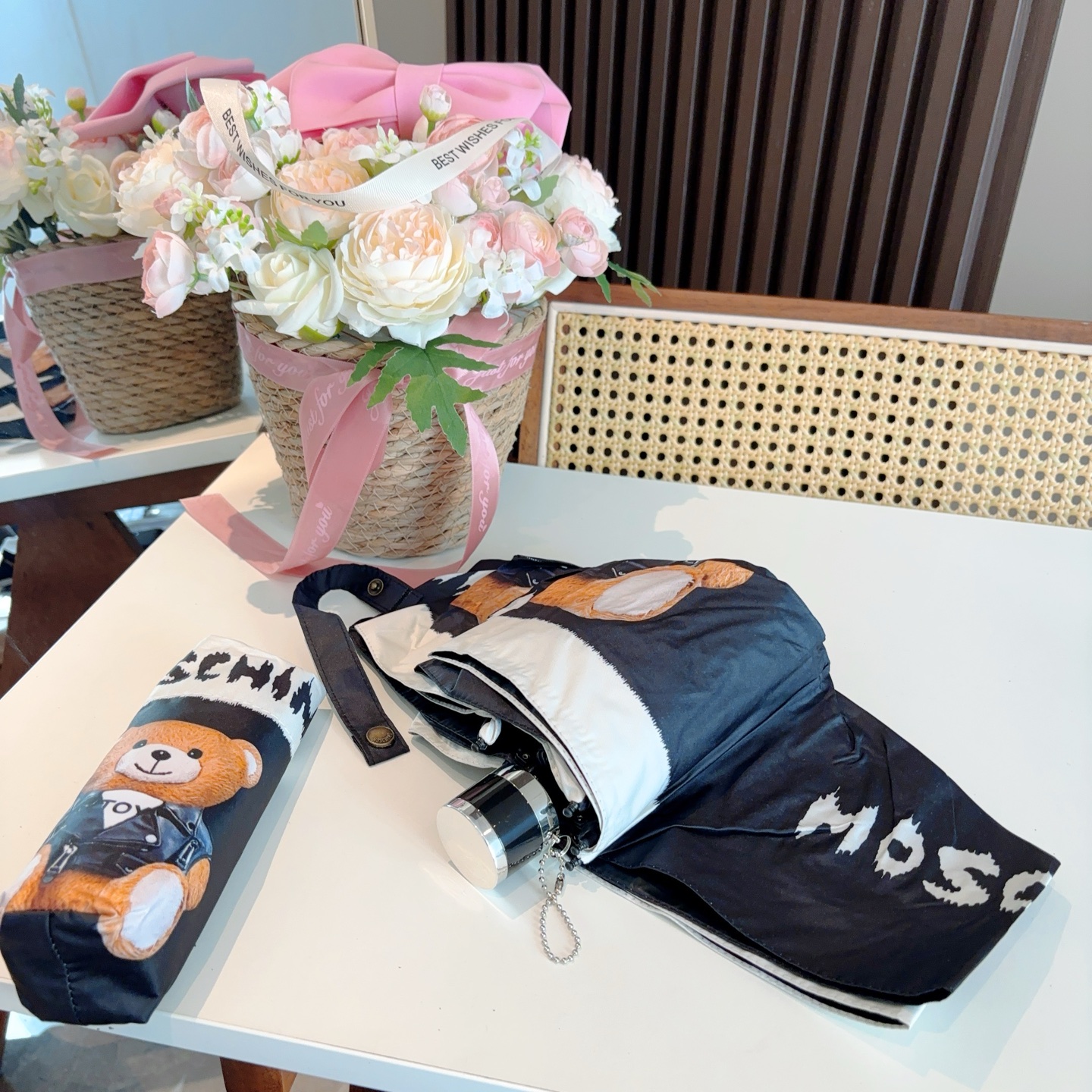  Moschino（莫斯奇诺）五折手开伞设计师Franco Moschino以自己的名字命名的一个意大利