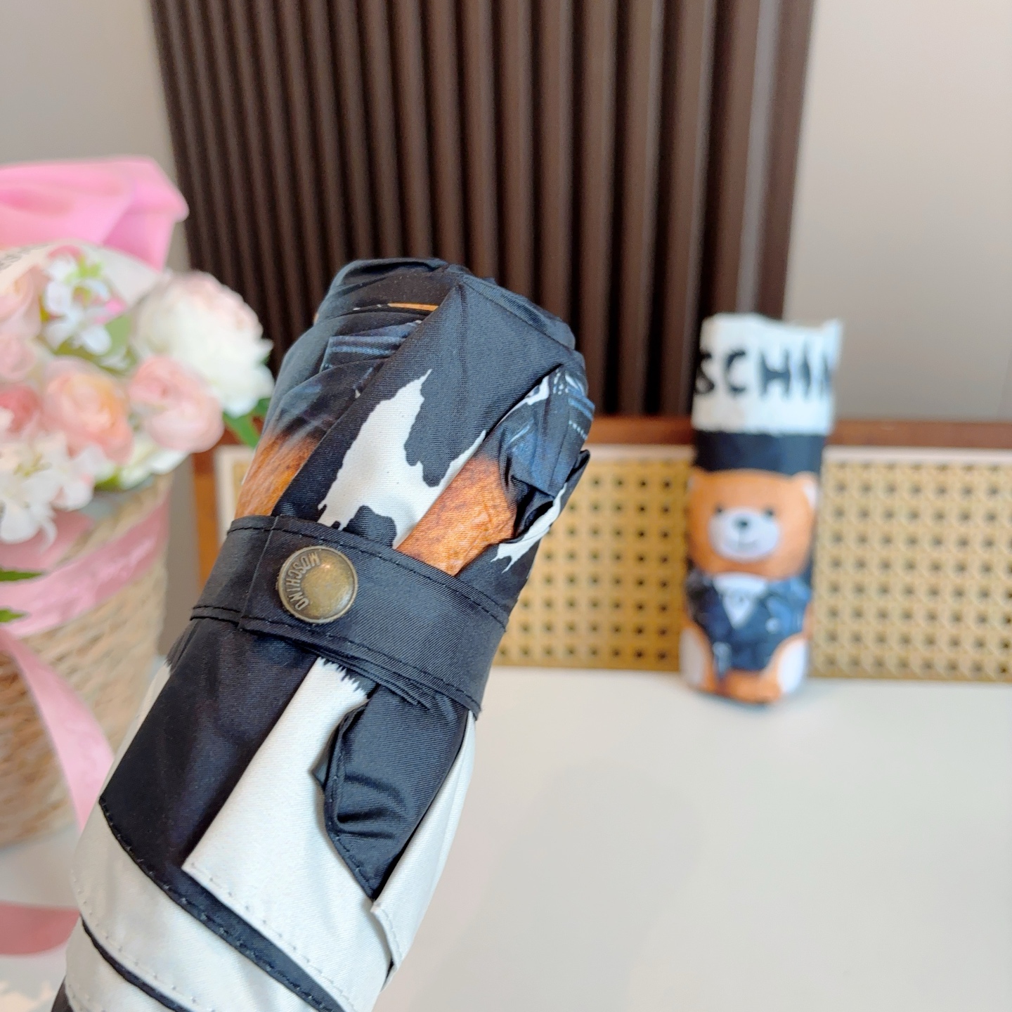 Moschino（莫斯奇诺）五折手开伞设计师Franco Moschino以自己的名字命名的一个意大利