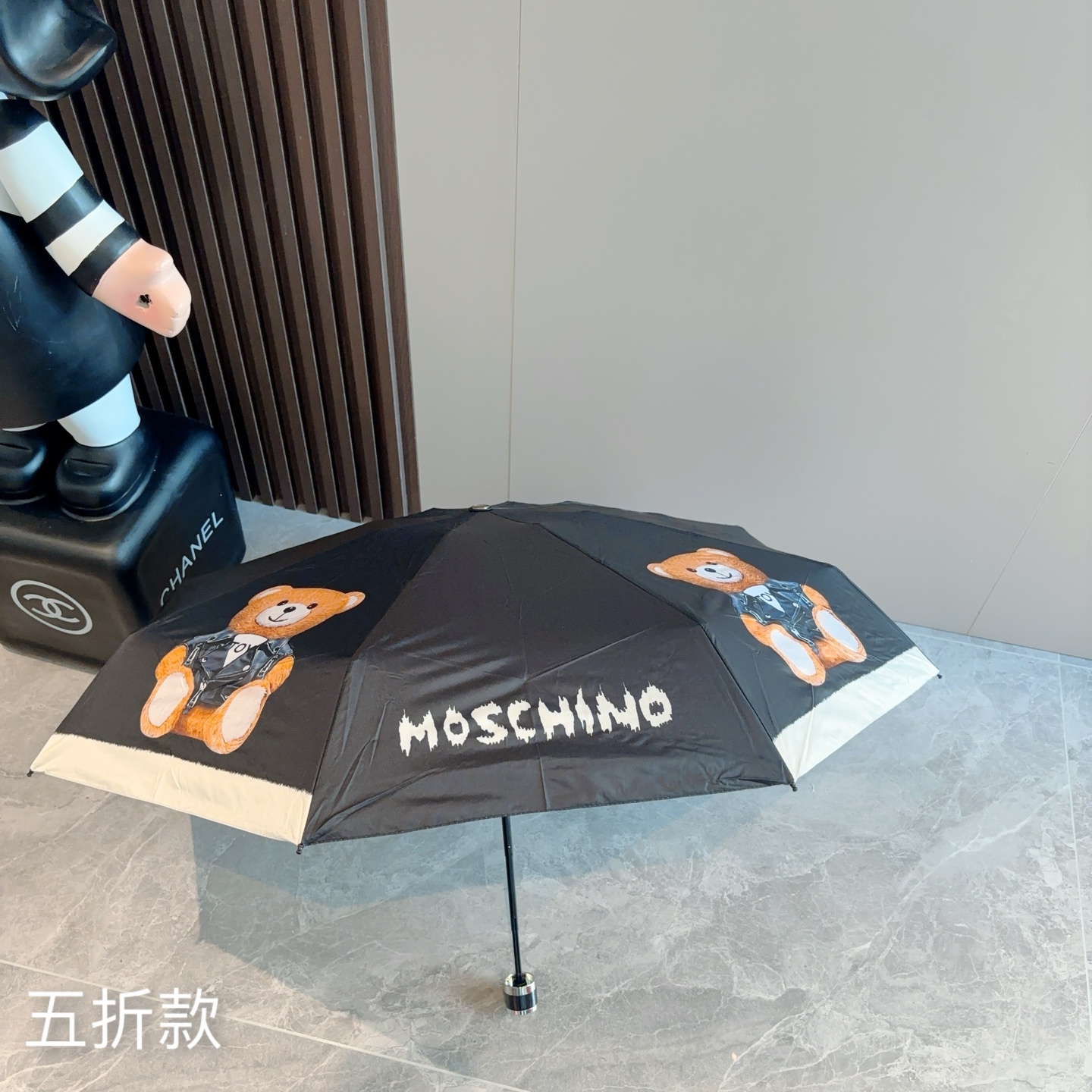  Moschino（莫斯奇诺）五折手开伞设计师Franco Moschino以自己的名字命名的一个意大利